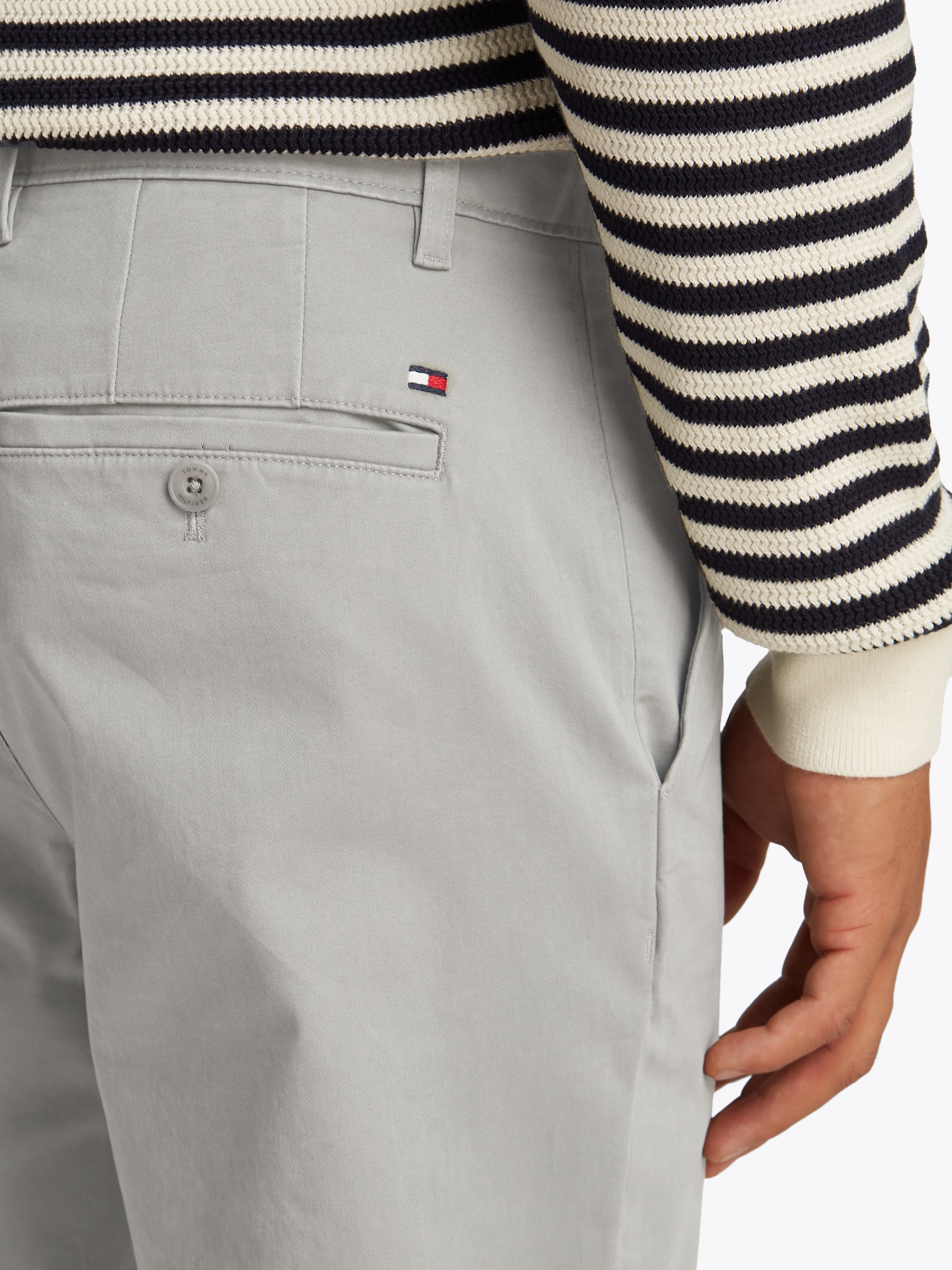 Tommy Hilfiger Chinohose »DENTON CHINO SATIN«, mit Gesäßtaschen mit Knopf, Logostickerei