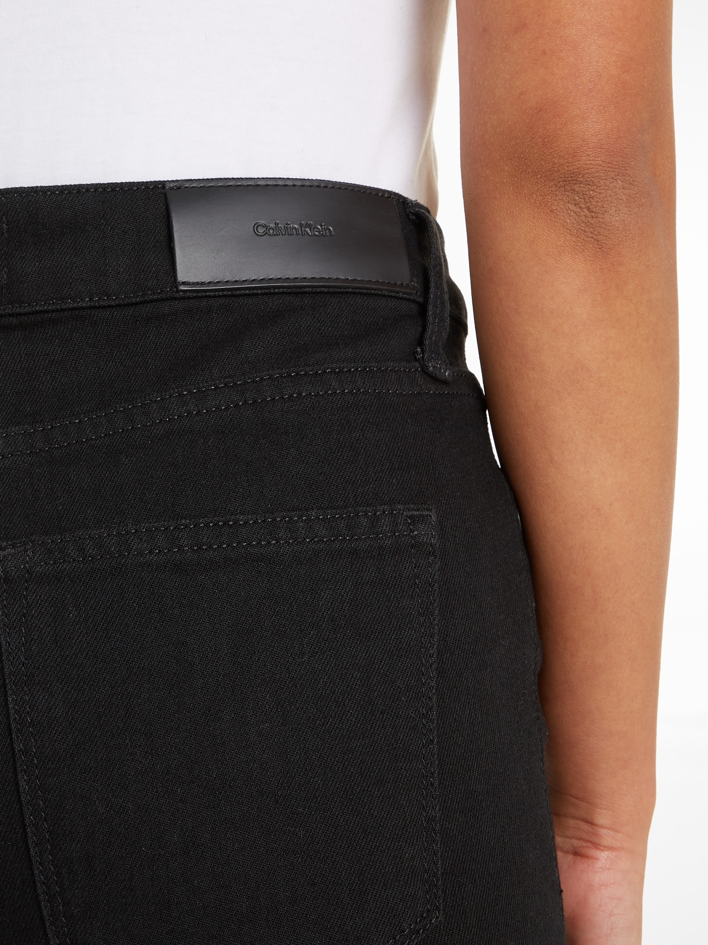 Calvin Klein Slim-fit-Jeans »MR SLIM - SOFT BLACK«, mit Leder-Brandlabel am  hinteren Bundabschluss bei ♕