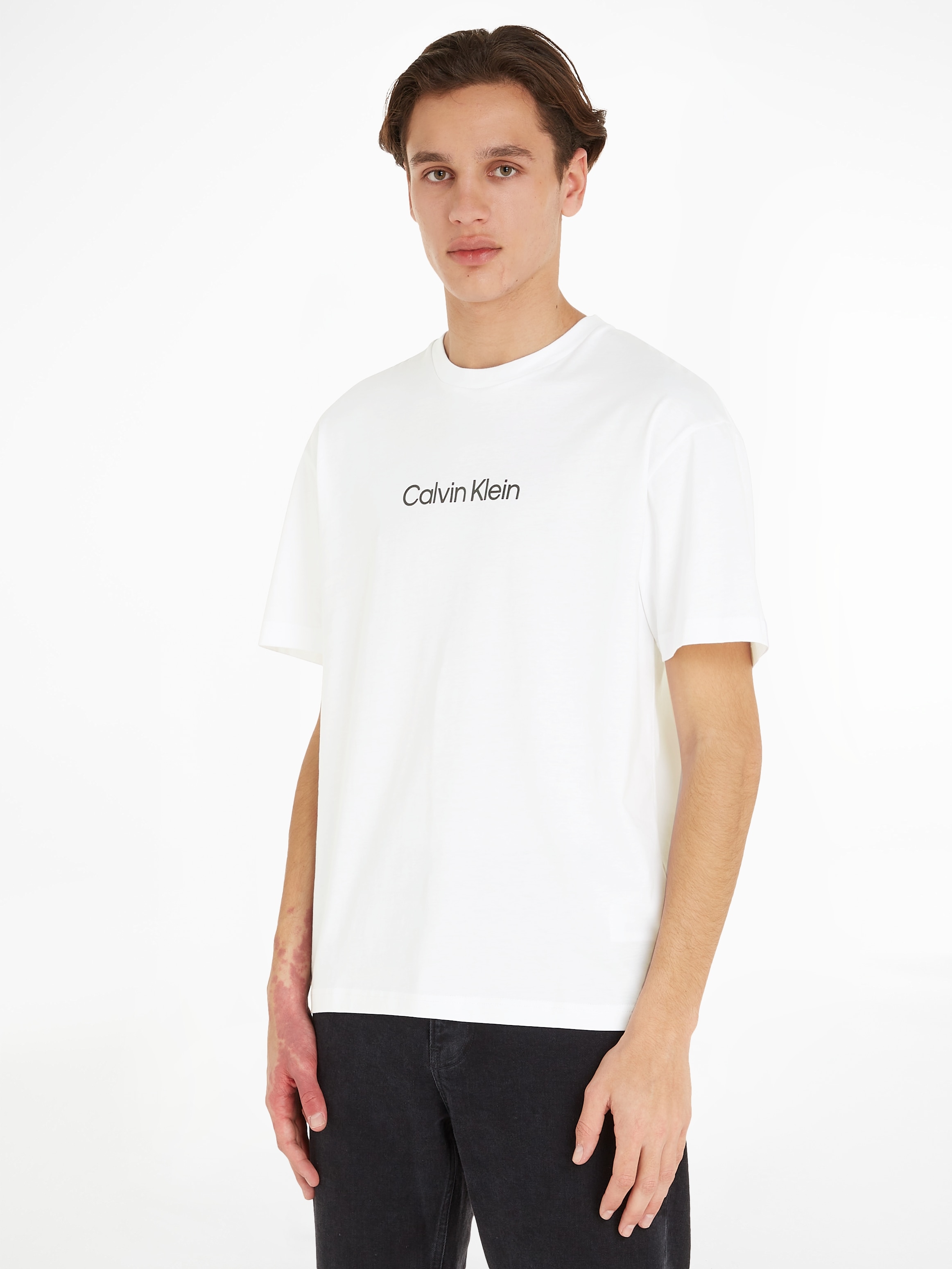 Calvin Klein T-Shirt »HERO ♕ T-SHIRT«, Markenlabel bei mit LOGO aufgedrucktem COMFORT