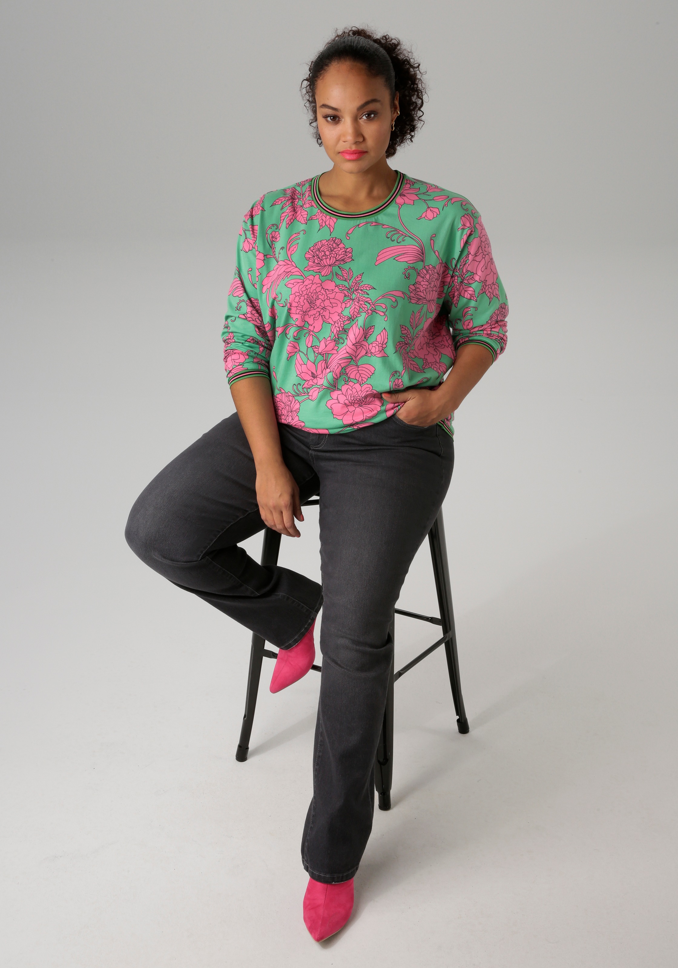 Aniston PLUS Sweatshirt, mit großflächigen, grafischen Blumen bedruckt