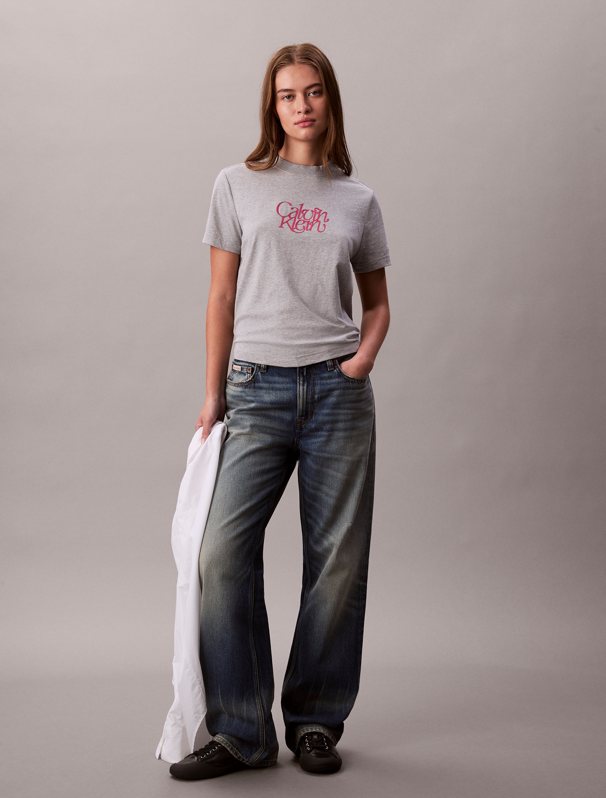Calvin Klein Jeans T-Shirt »SS FITTED SCRIPT CALVIN KLEIN TE«, Mit Rundhalsausschnitt, regular fit