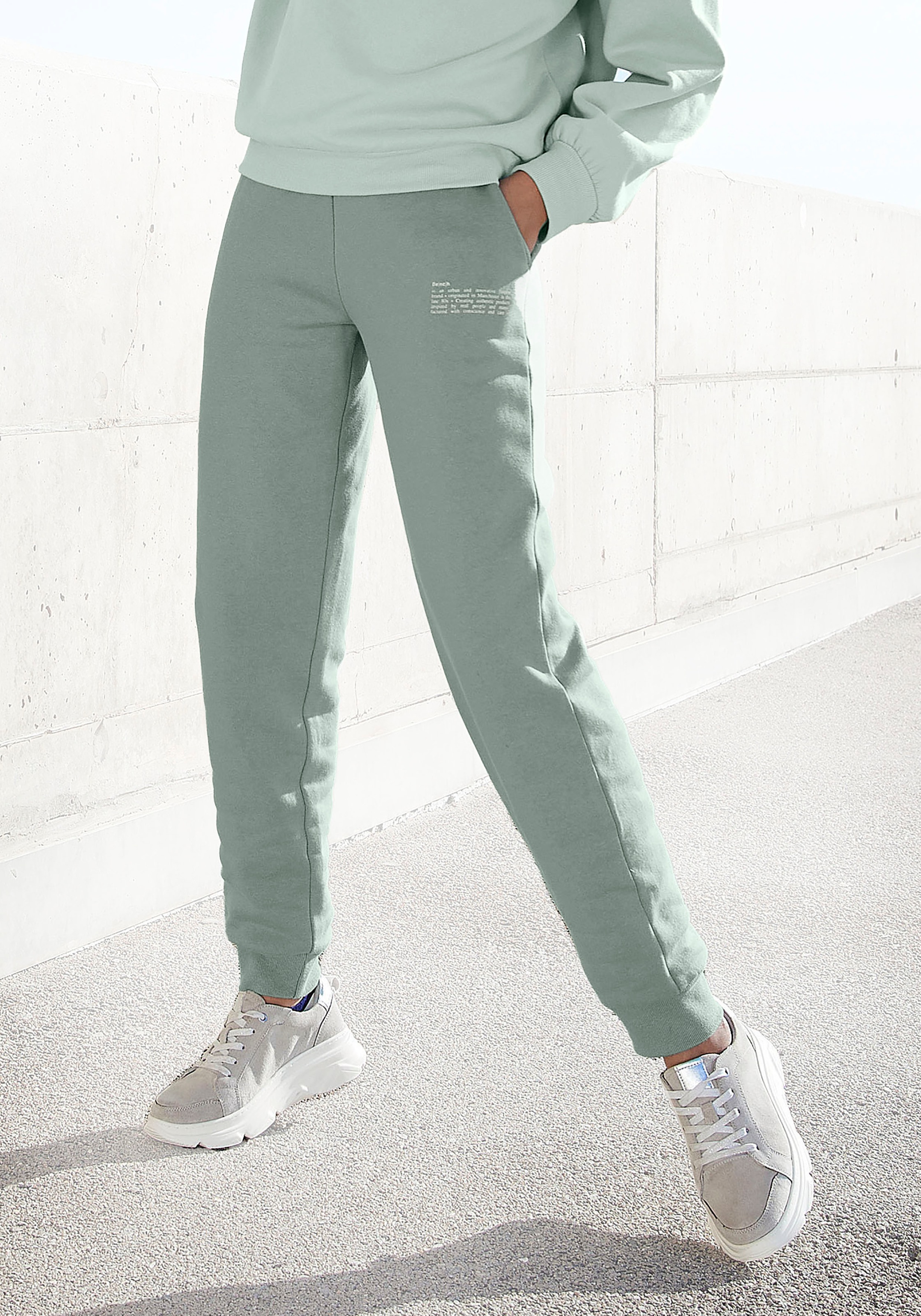 Bench. Loungehose mit Logodruck