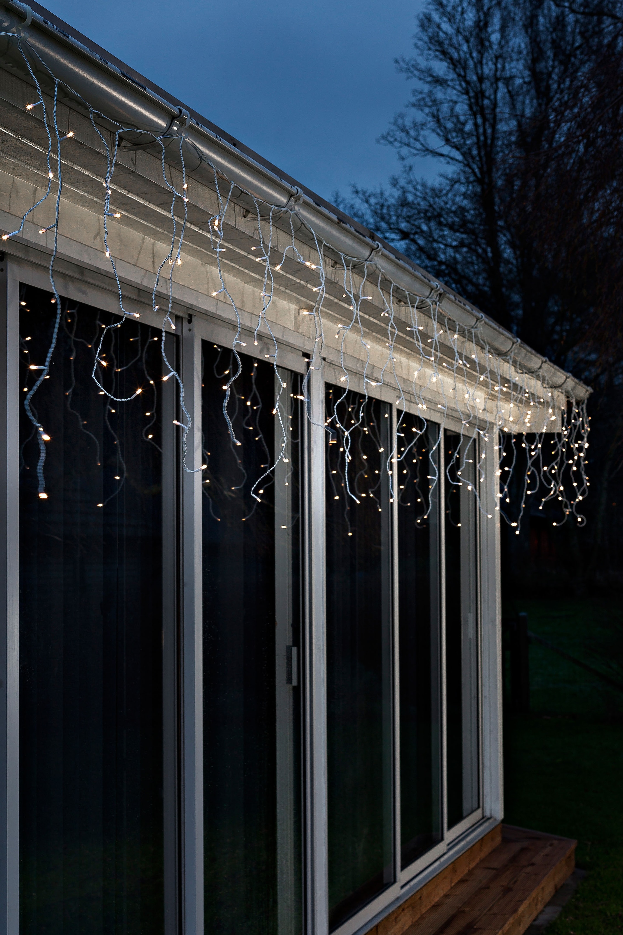 KONSTSMIDE LED-Lichtervorhang »Weihnachtsdeko aussen«, LED Eisregenvorhang, für Außenbereich, batteriebetrieben, weißes Kabel
