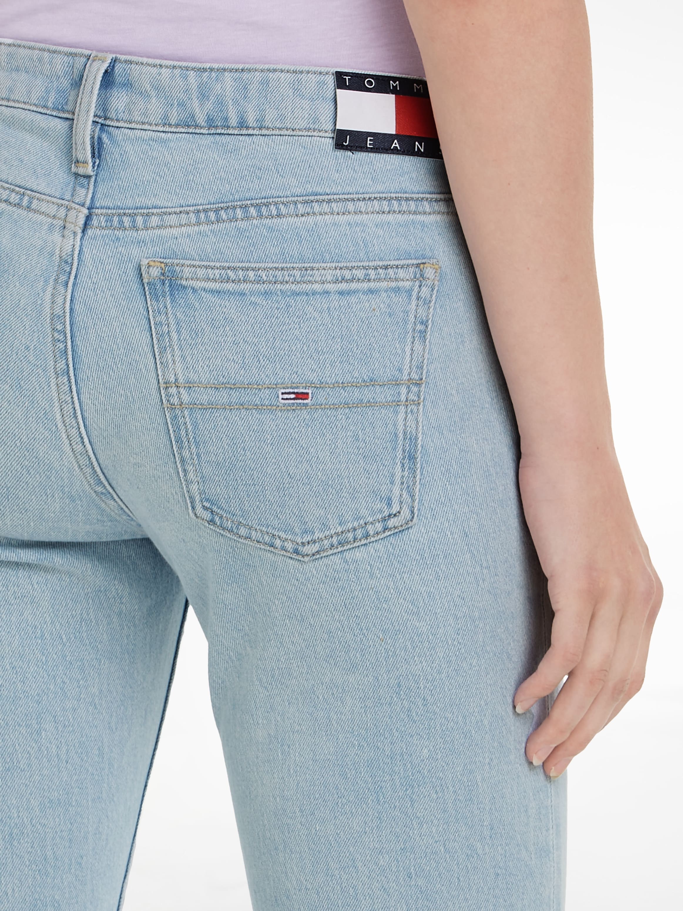 Tommy Jeans Bequeme Jeans »Sophie Low Wais Flare Wide«, mit Ledermarkenlabel