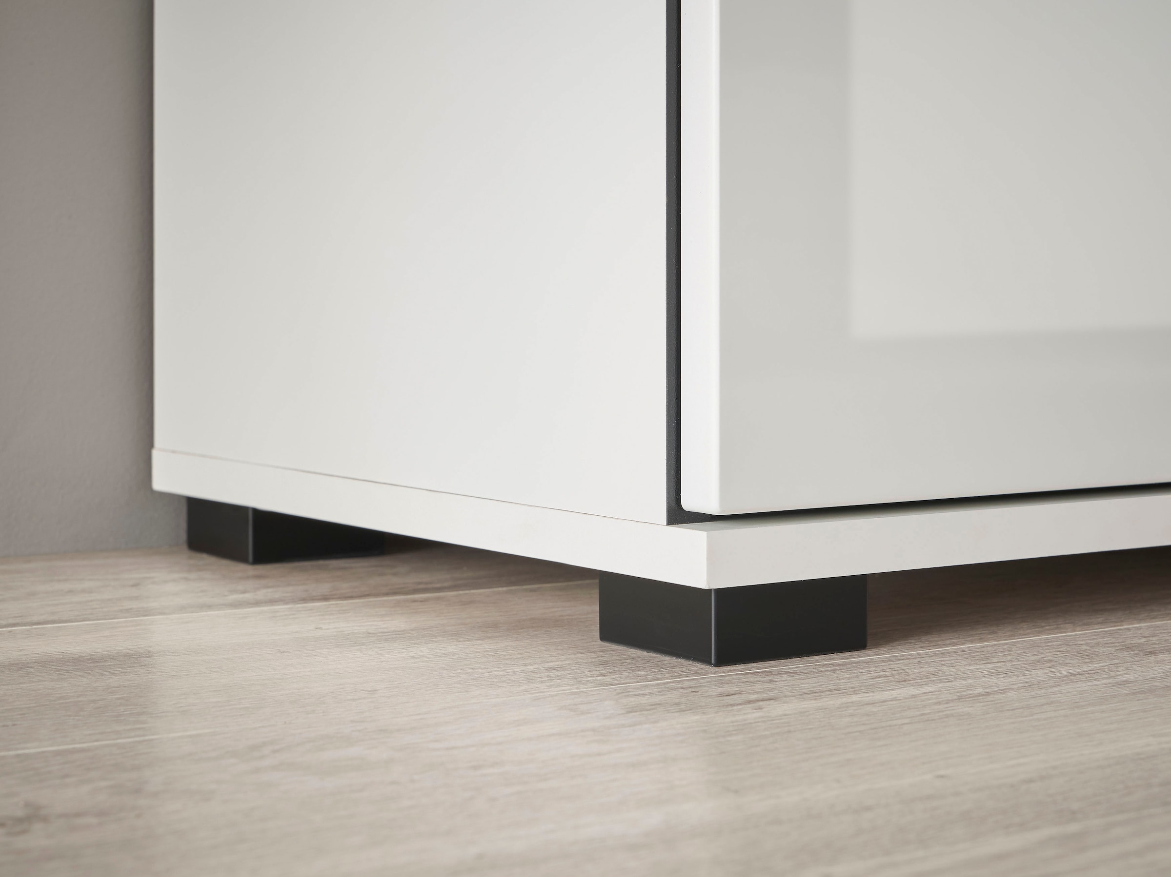 INOSIGN Vitrine »Cantara, Vitrinenschrank in Eiche Evoke oder weiß, Standvitrine«, schwarzer Stangengriff, ausreichend Stauraum, vielseitig einsetzbar