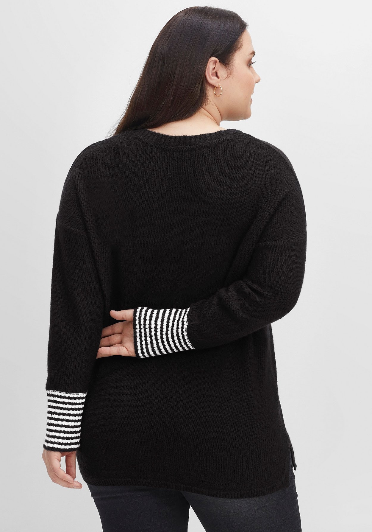 Sheego V-Ausschnitt-Pullover »Pullover mit geringeltem Ärmelbündchen«, mit geringeltem Ärmelbündchen