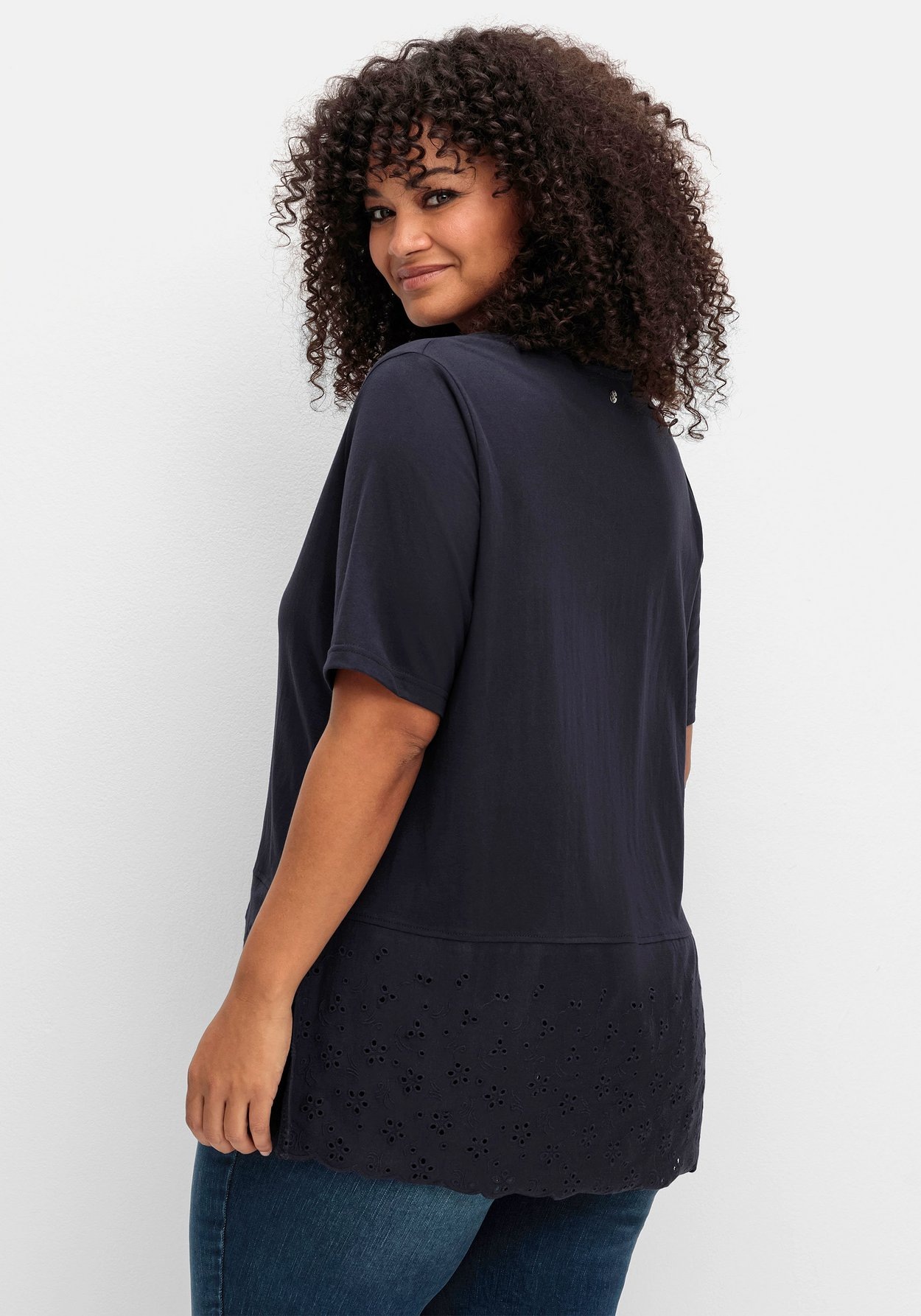 Sheego T-Shirt »Shirt mit Lochstickerei-Passe am Saum«