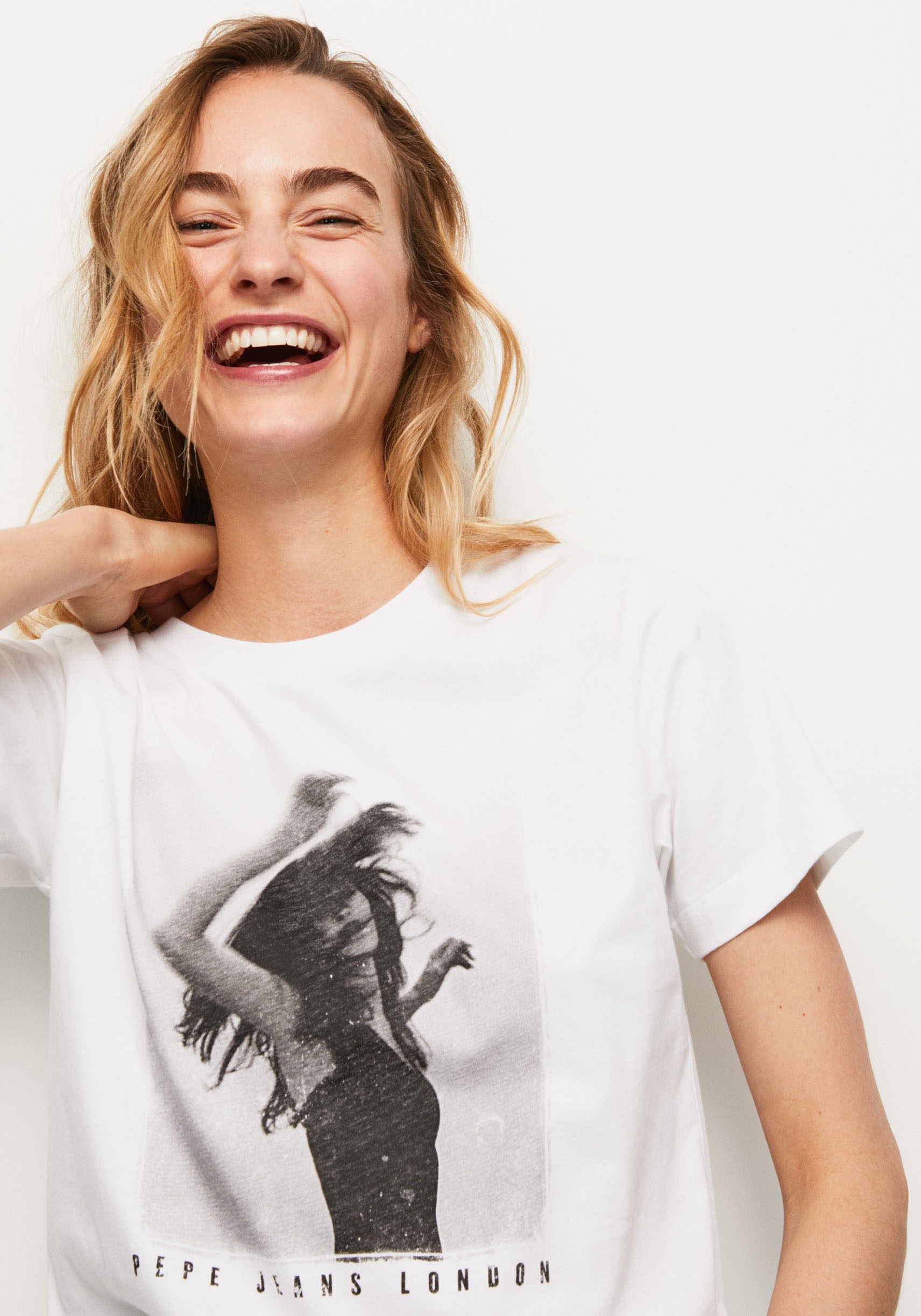 »SONYA«, T-Shirt | tollem Jeans markentypischem UNIVERSAL Frontprint Pepe Passform und figurbetonter kaufen mit in