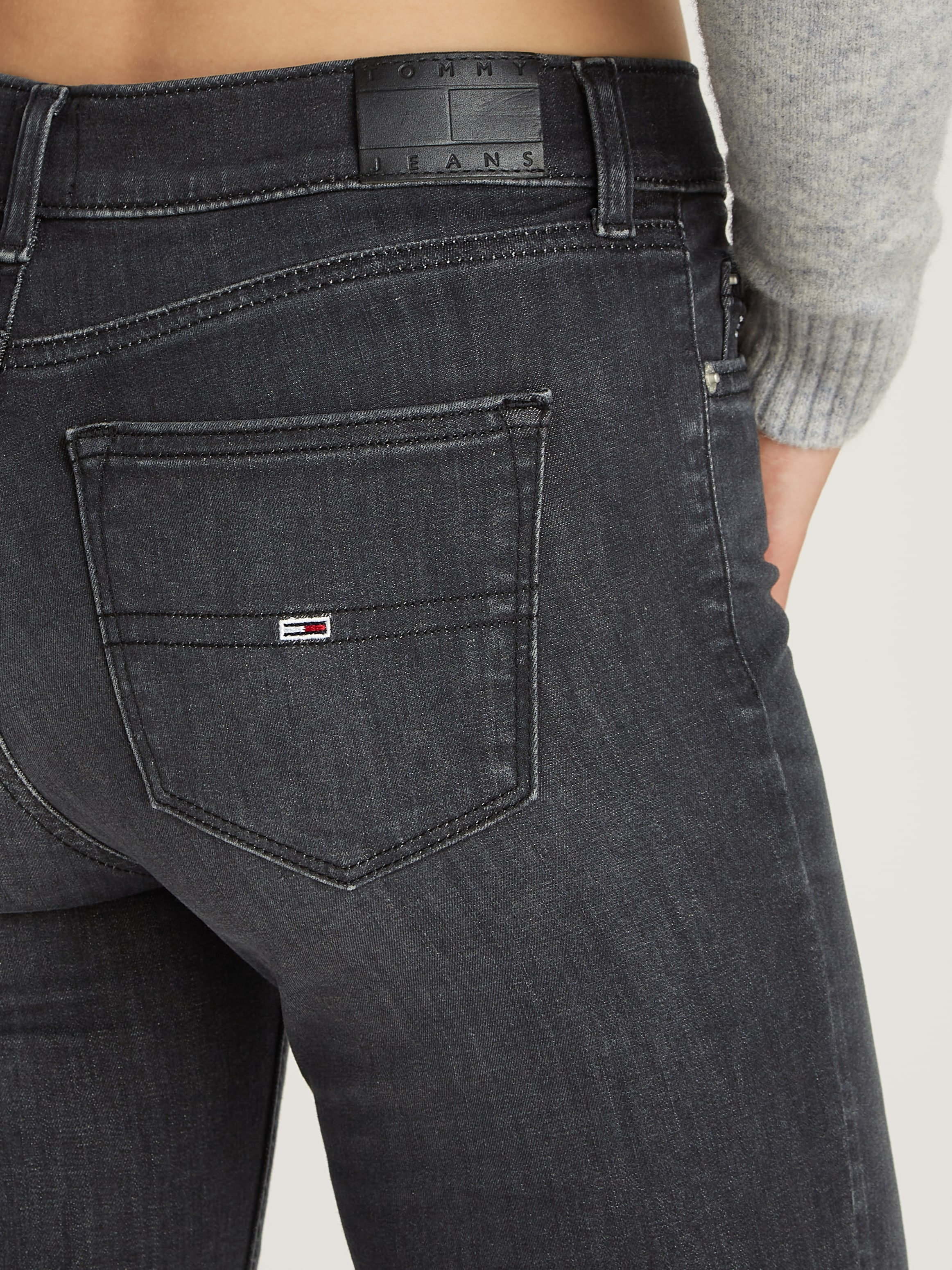 Tommy Jeans Skinny-fit-Jeans »NORA MR SKNY«, mit Waschung, mit Logo-Badge