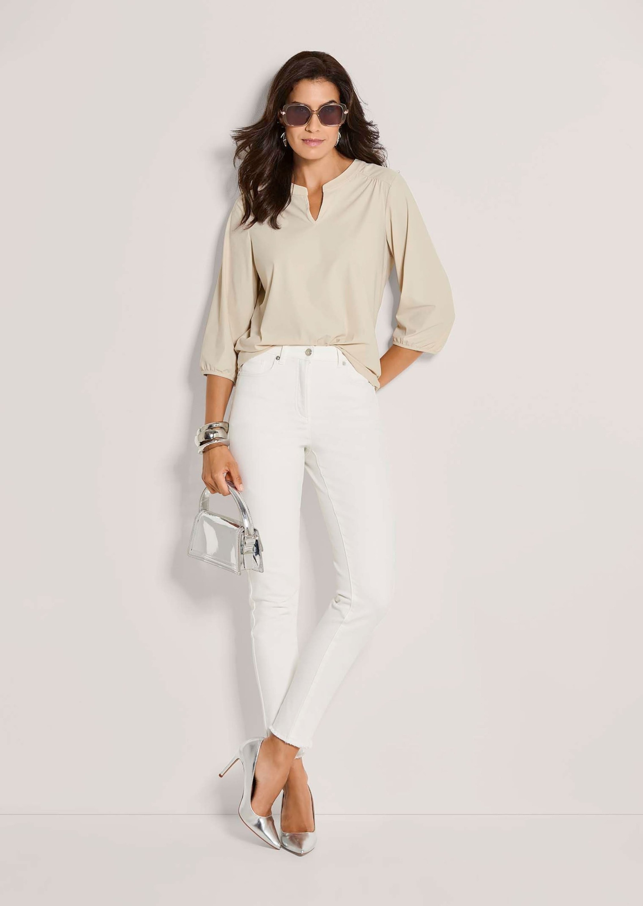 MADELEINE Kurzarmbluse »Jerseybluse Elegante Schlupfbluse mit V-Ausschnitt« Bluse mit Rundhalsausschnitt und kleinem V-Ausschnitt