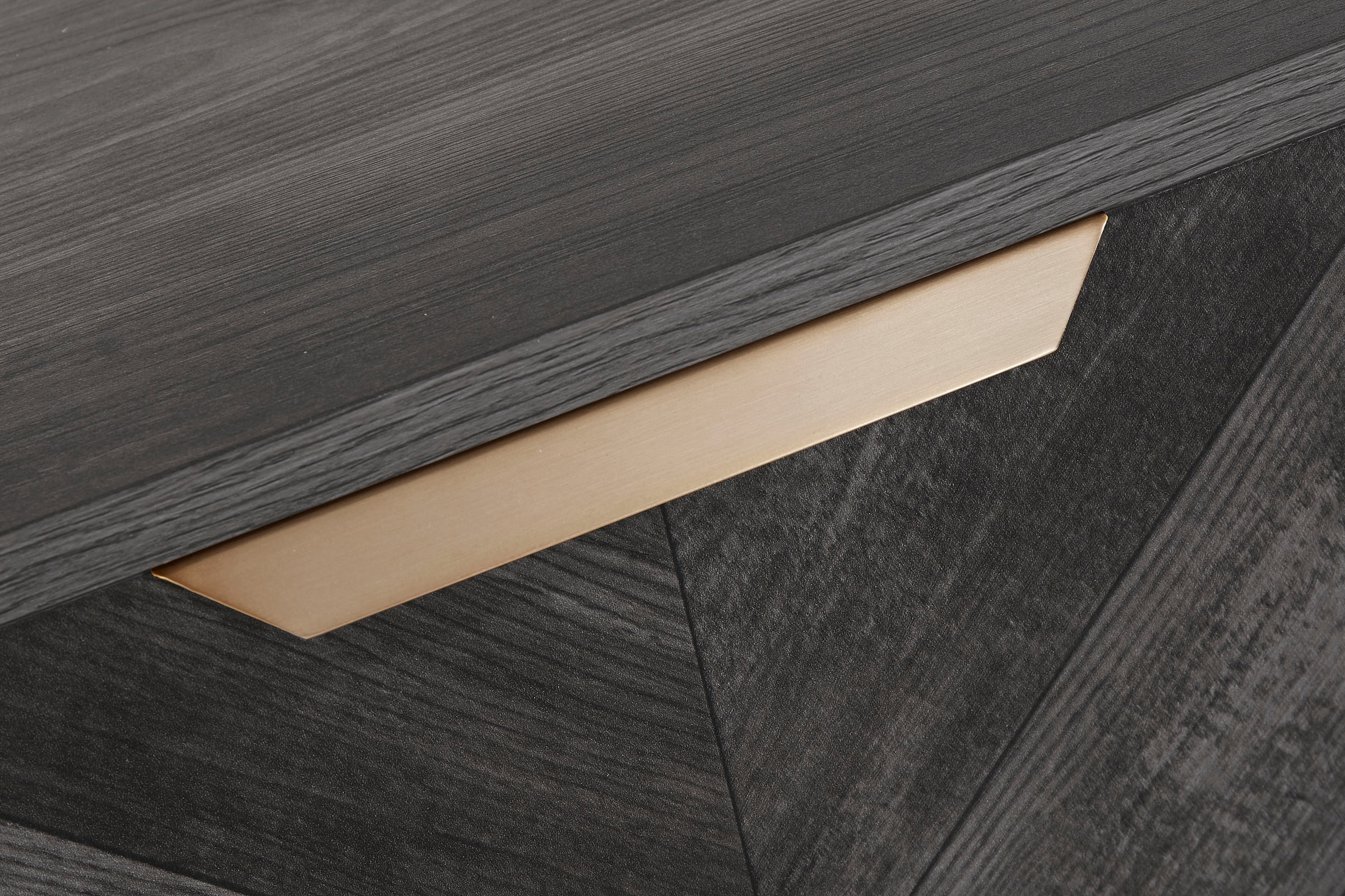 Leonique Sideboard »Nanterie«, aus einer edlen Holzoptik, exklusives Fischgrätenmuster, Breite 133 cm