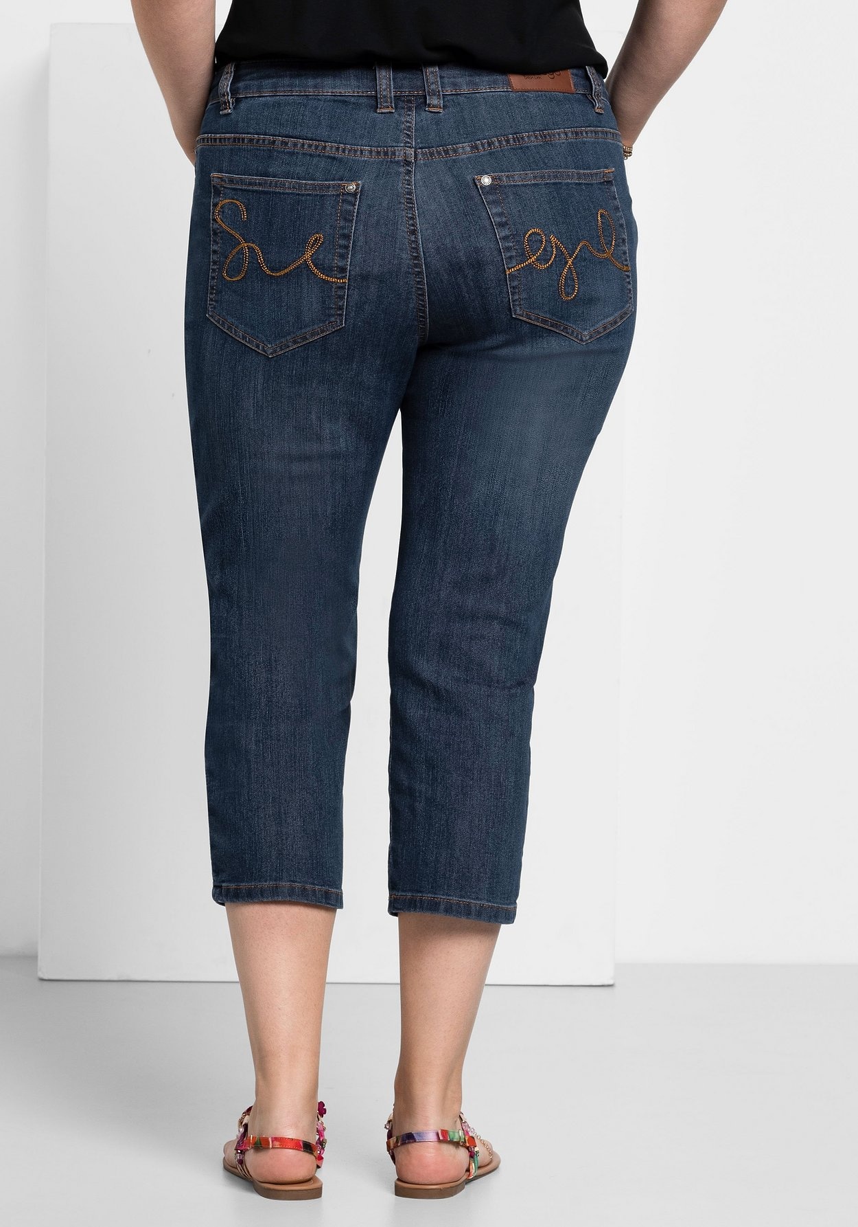 Sheego Caprijeans »Caprijeans mit Used-Effekten«