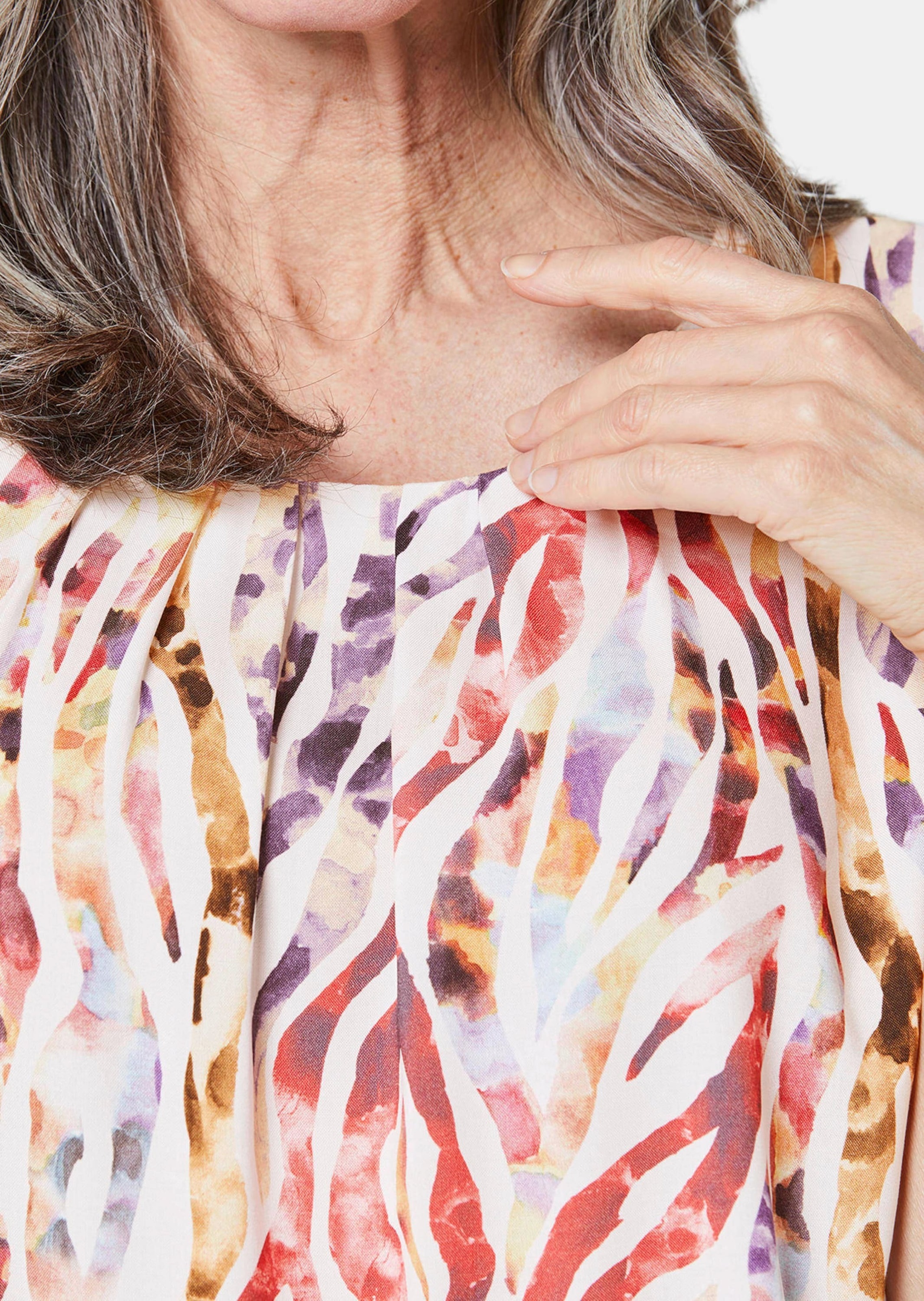 GOLDNER Druckbluse »Kurzgröße Farbbrillante Druckbluse mit liebevollen Details«