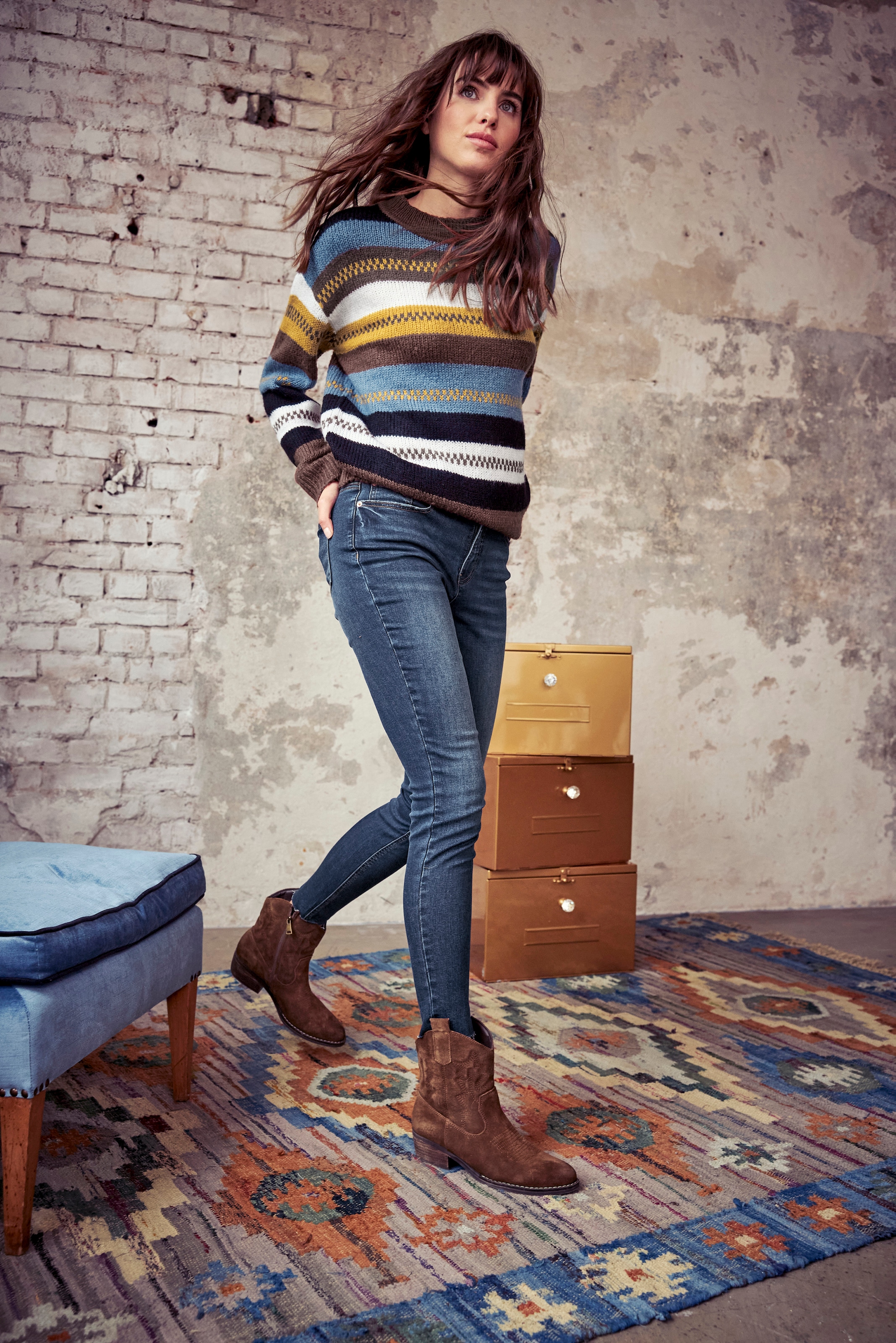CASUAL regular ♕ waist Skinny-fit-Jeans, - Aniston Beinabschluss mit bei ausgefransten