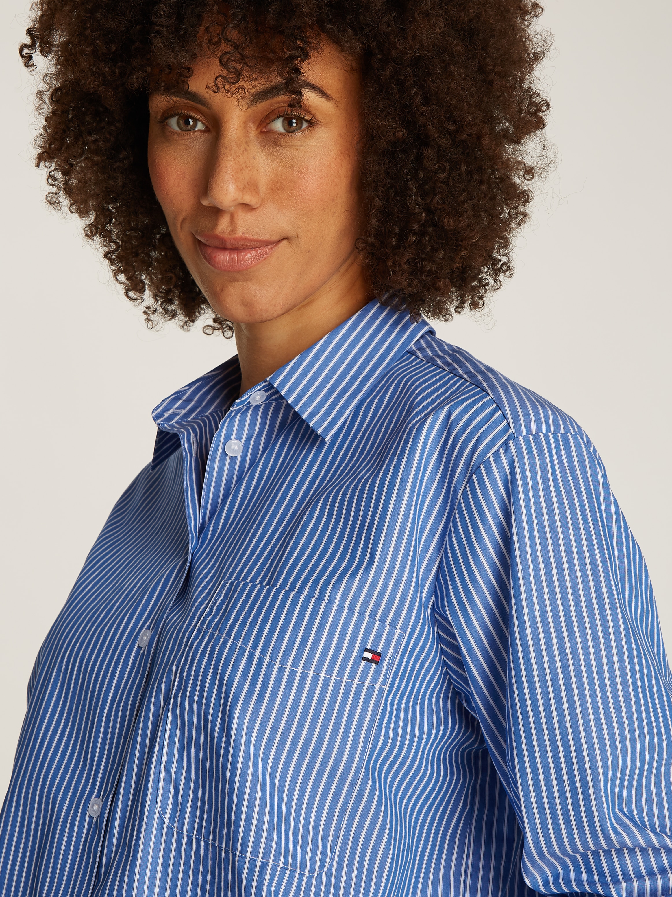 Tommy Hilfiger Hemdbluse »ESS POPLIN EASY FIT SHIRT«, Hinten länger geschnitten mit abgerundetem Saum