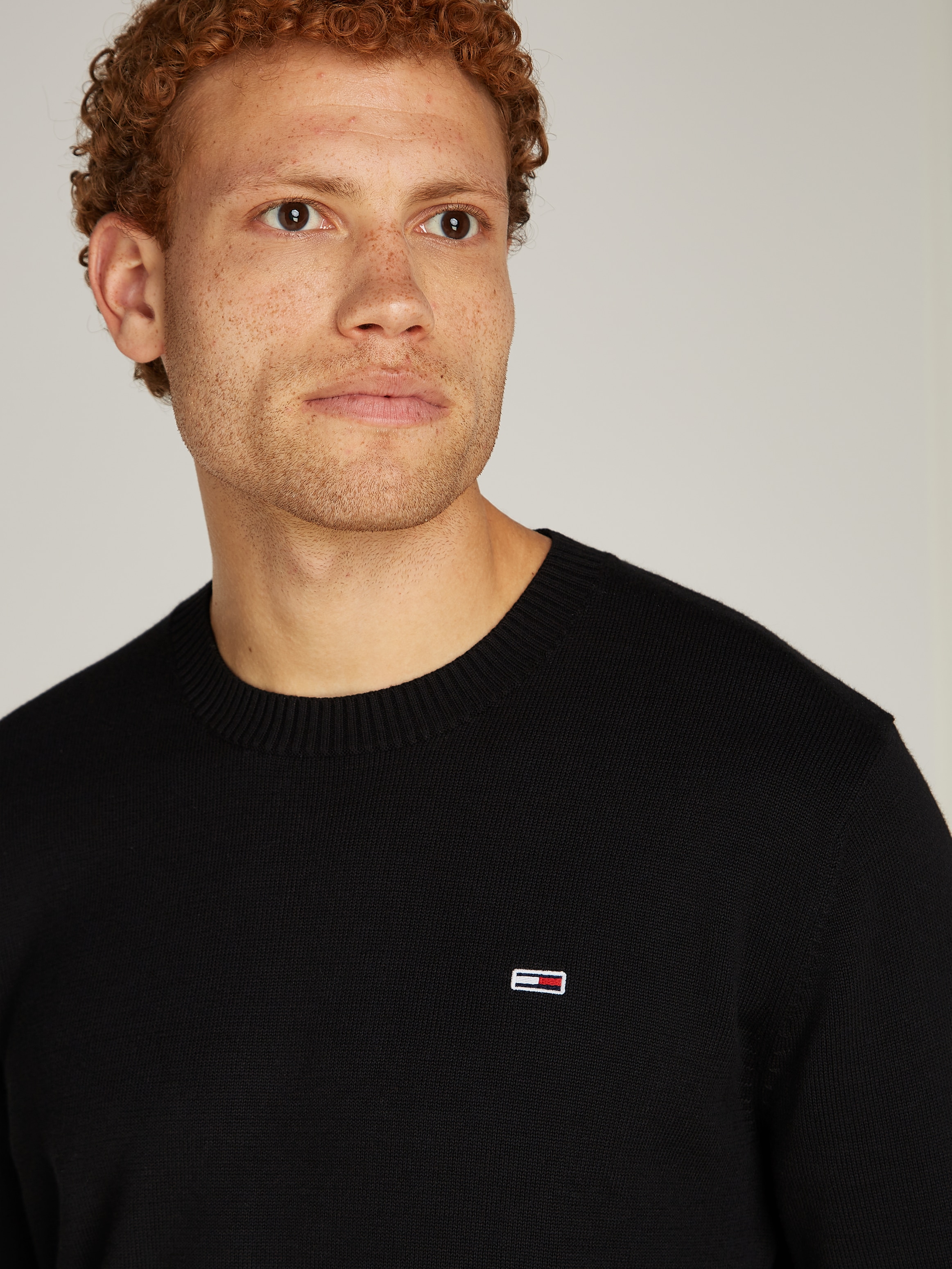 Tommy Jeans Rundhalspullover »TJM SLIM ESSENTIAL LIGHT SWEATER«, mit Flag-Patch