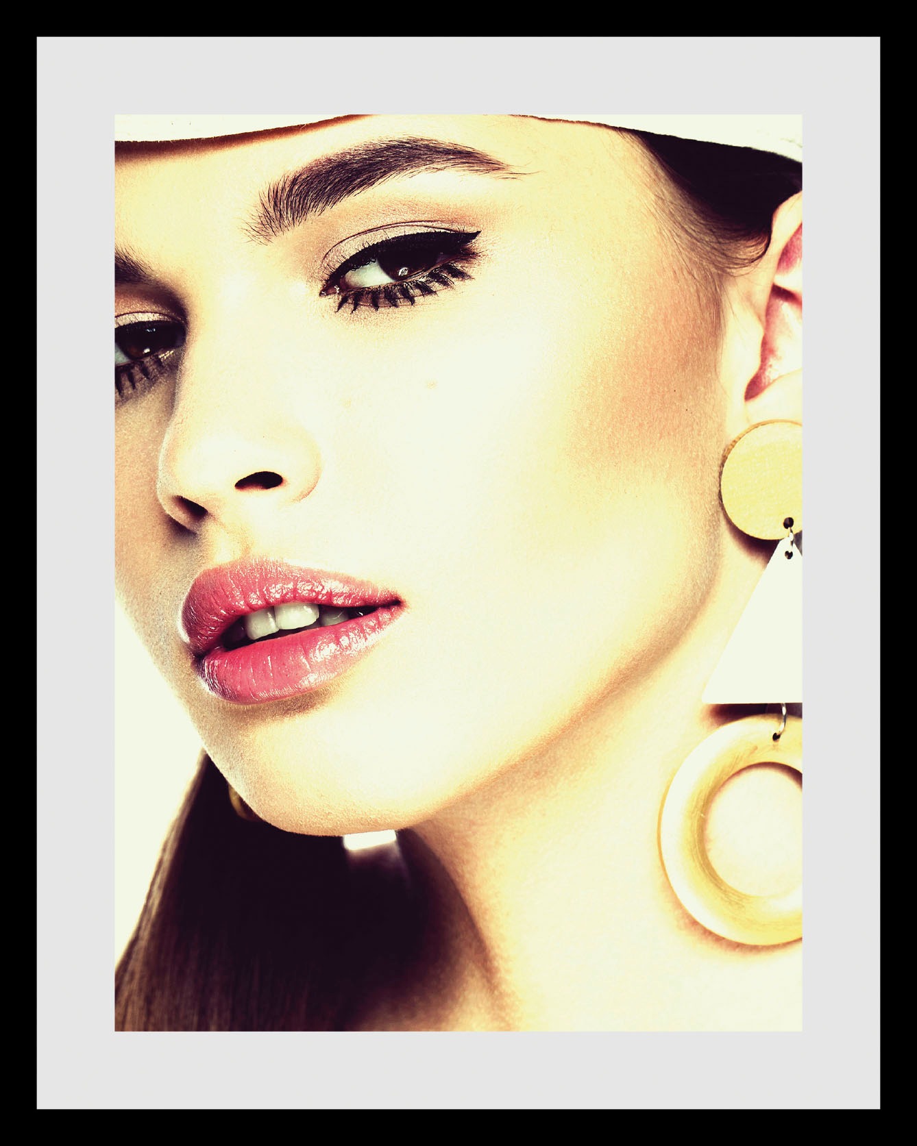 queence Bild »Ania«, Frau-Bilder von Frauen-Art-Kunst-Fashion-Mode-Magazincover, (1 St.), HD Premium Poster-Druck inkl. Holzrahmen