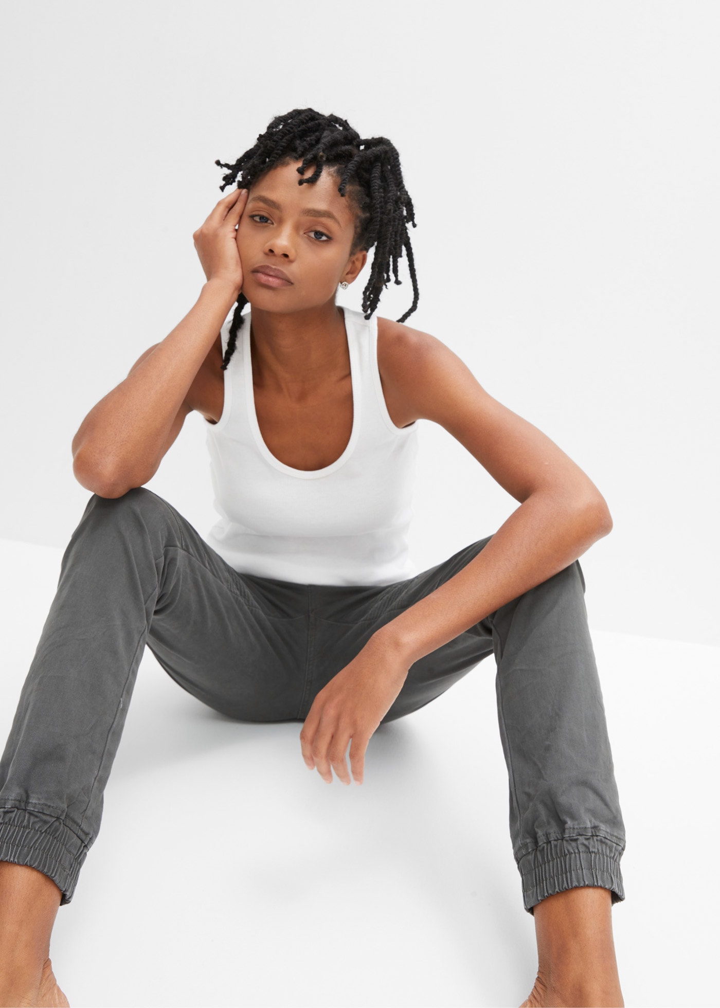 bonprix Stoffhose »Hose mit Biker-Details«  aus Baumwolle und Elasthan, Regular Fit, mit Reißverschlusstaschen