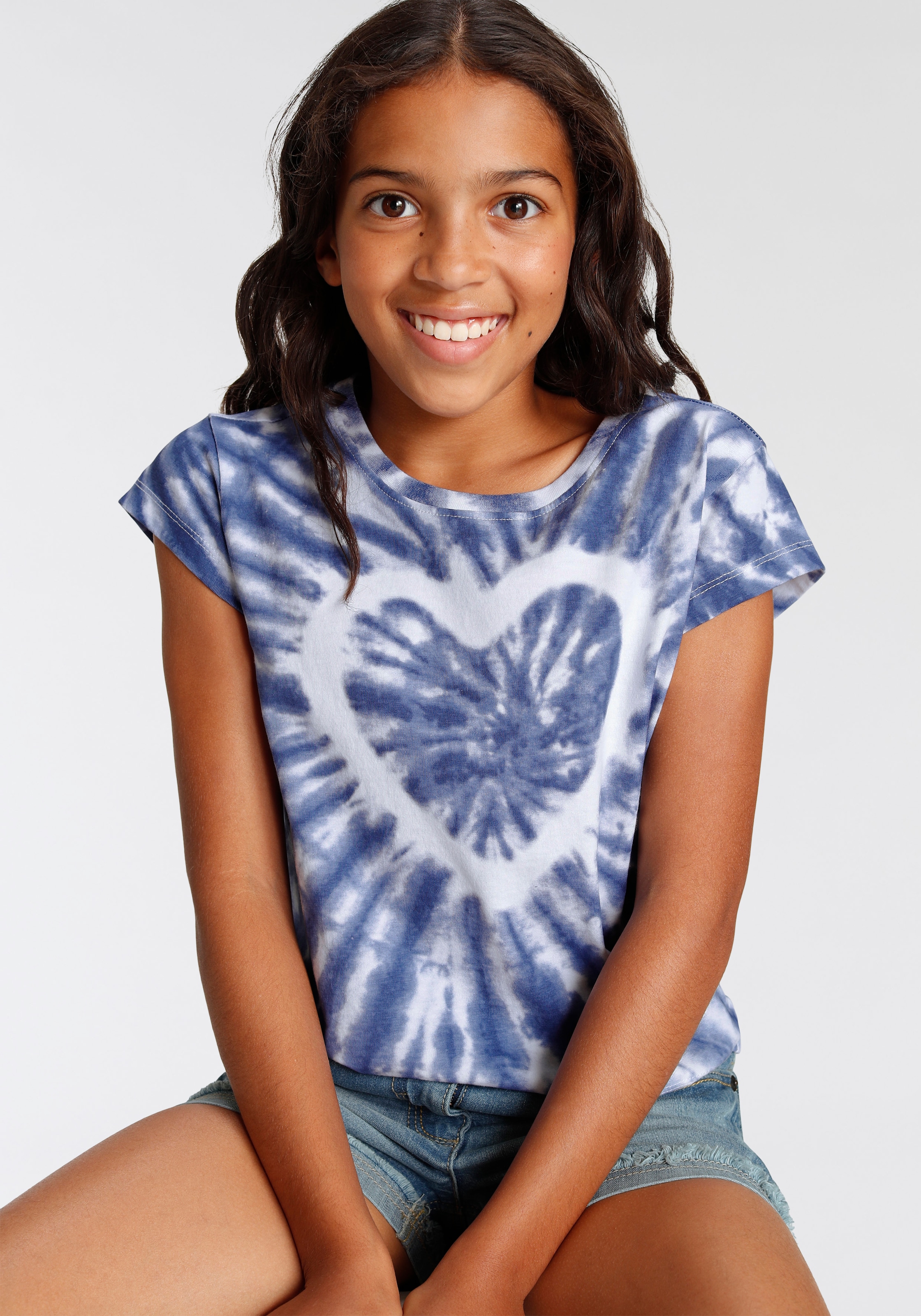 KIDSWORLD T-Shirt »Herz Batik«, kurze modische Form bei ♕