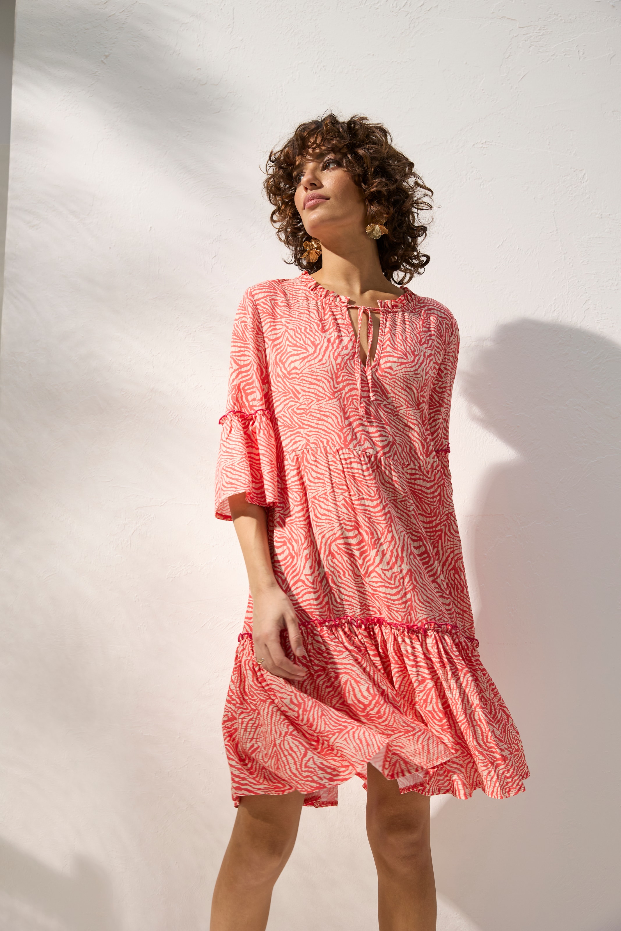 Bruno Banani Minikleid mit abstraktem Animal-Print, figurumspielende Passform mit Volants