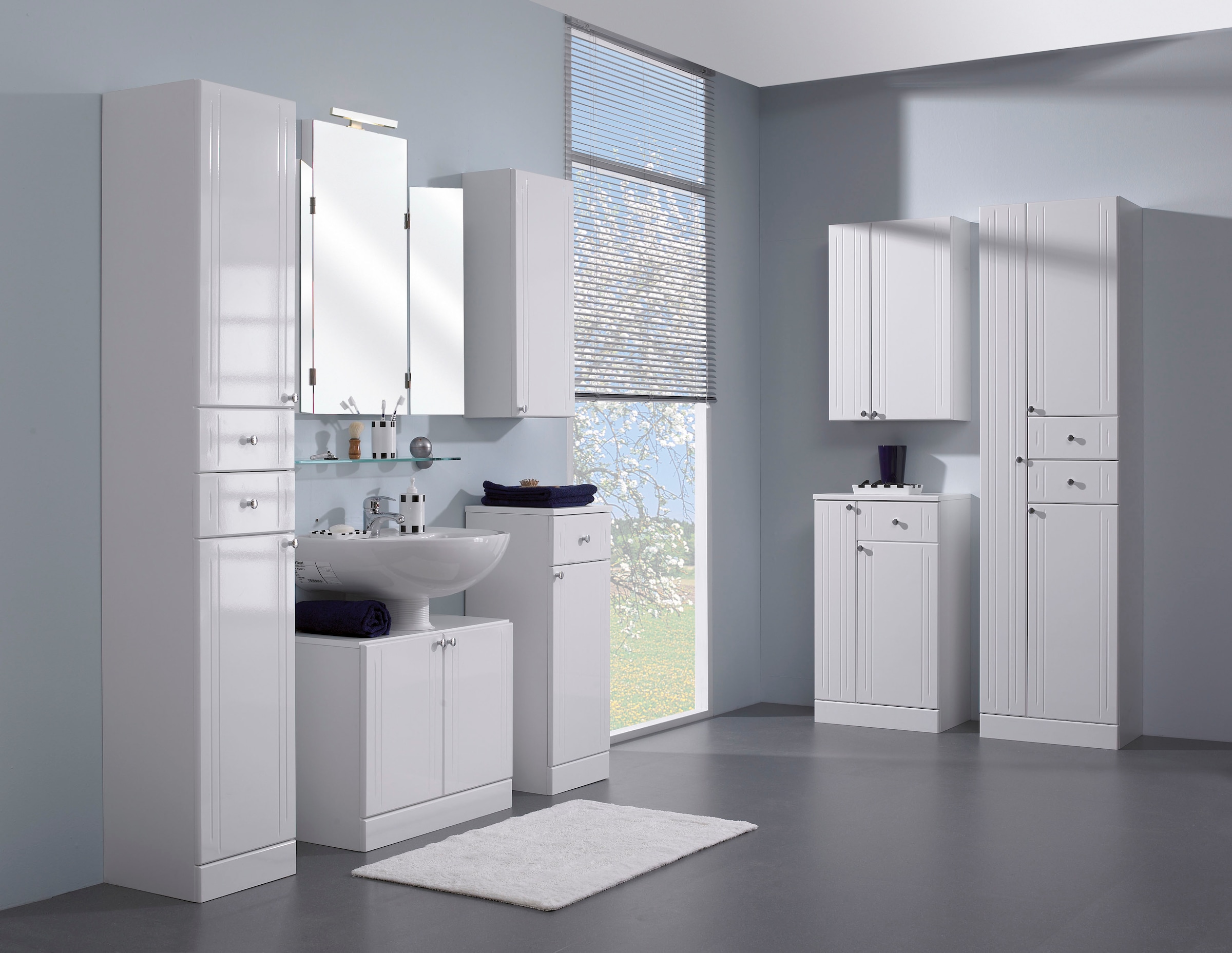 Saphir Hochschrank »Quickset 955 Badschrank, 50 cm breit, 3 Türen, 2 Schubladen«, Badezimmer-Hochschrank inkl. Türdämpfer, Griffe in Chrom glänzend