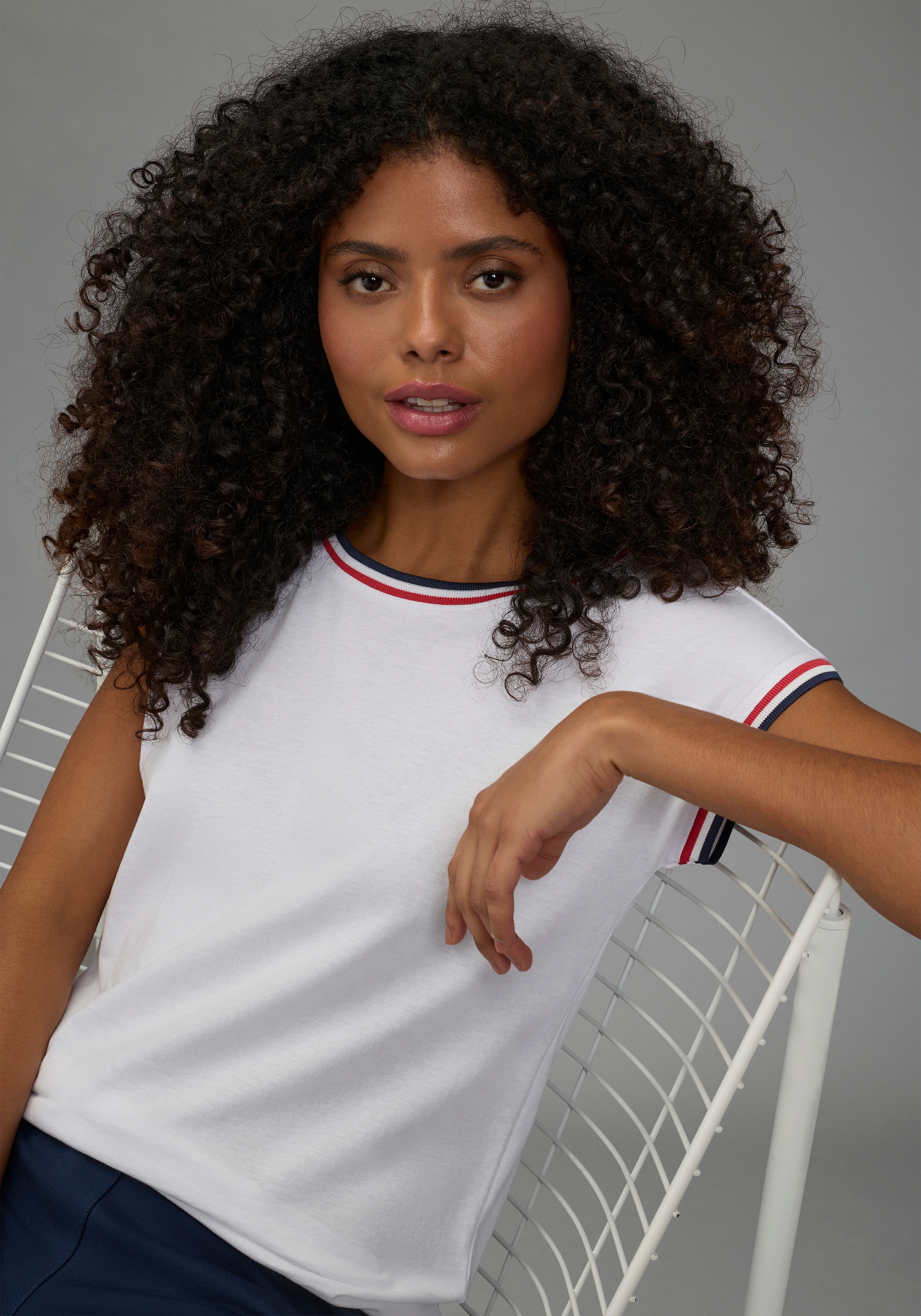 AJC Rundhalsshirt figurumspielende Passform, Rundhalsausschnitt mit Blende