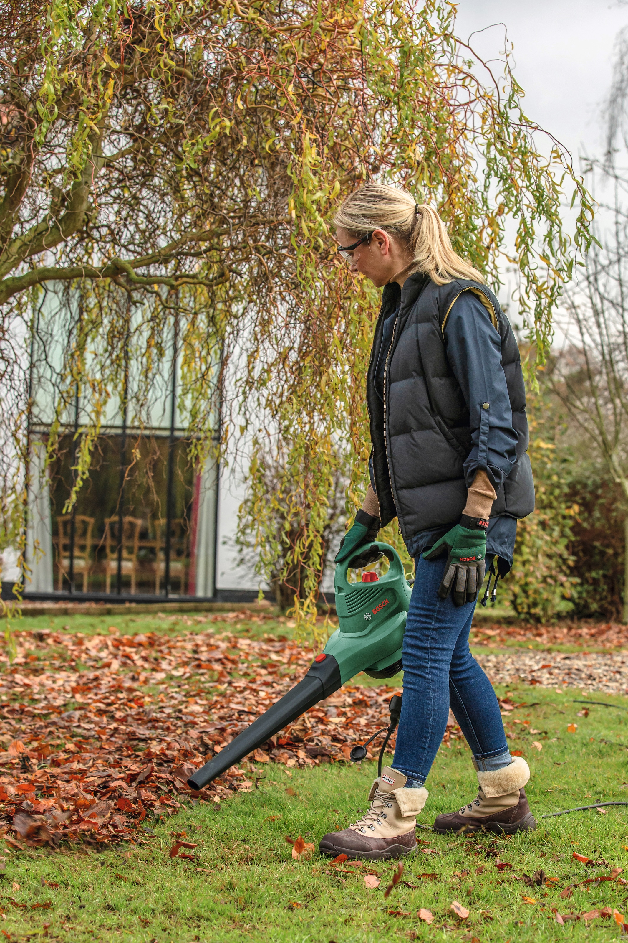 Bosch Home & Garden Elektro-Laubsauger »Universal GardenTidy 2300«, 285 km/h Blasgeschwindigkeit