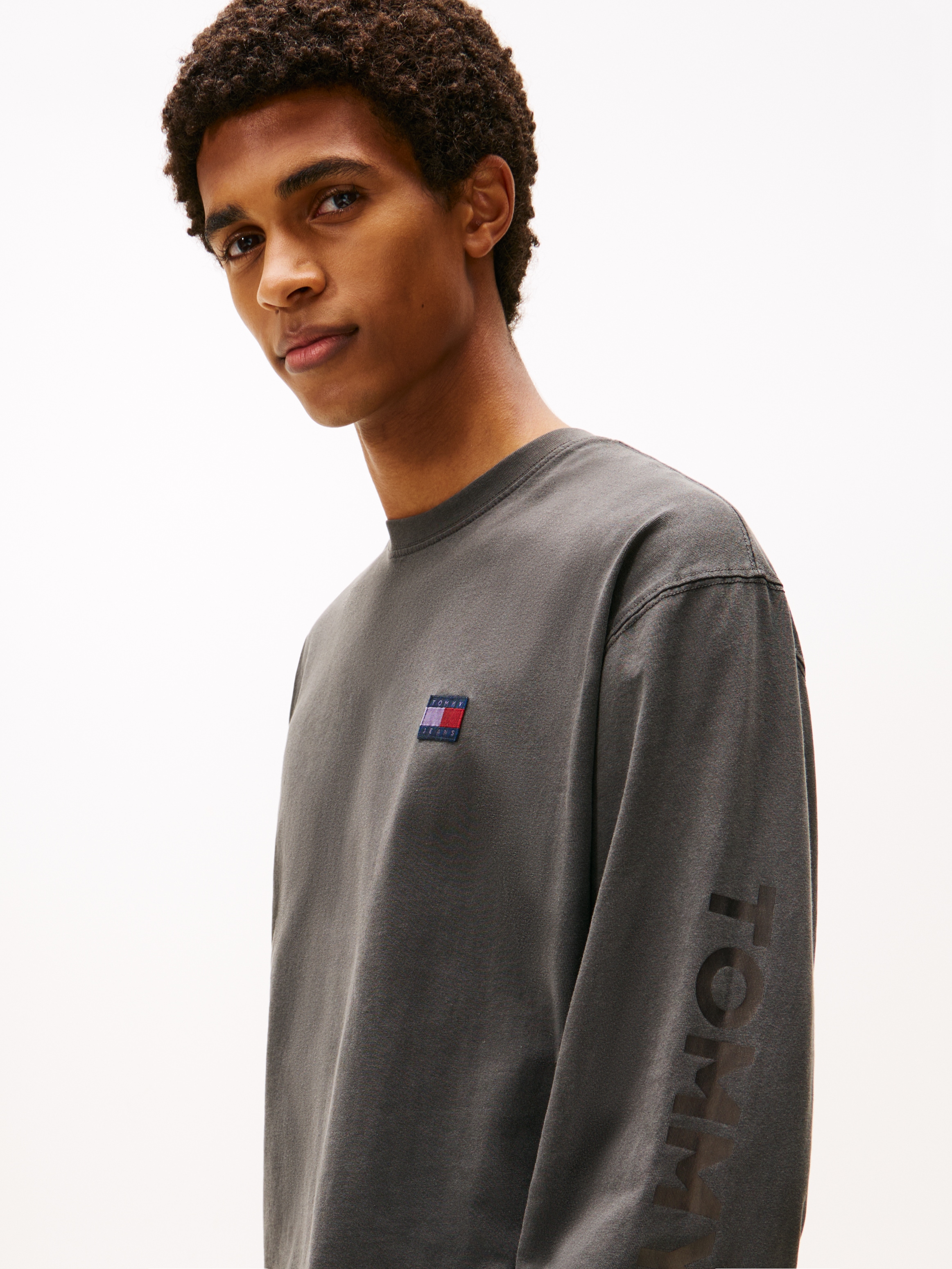 Tommy Jeans Langarmshirt »Classic Relaxed Fit«, Rundhals, Jersey, großes Logo am Ärmel