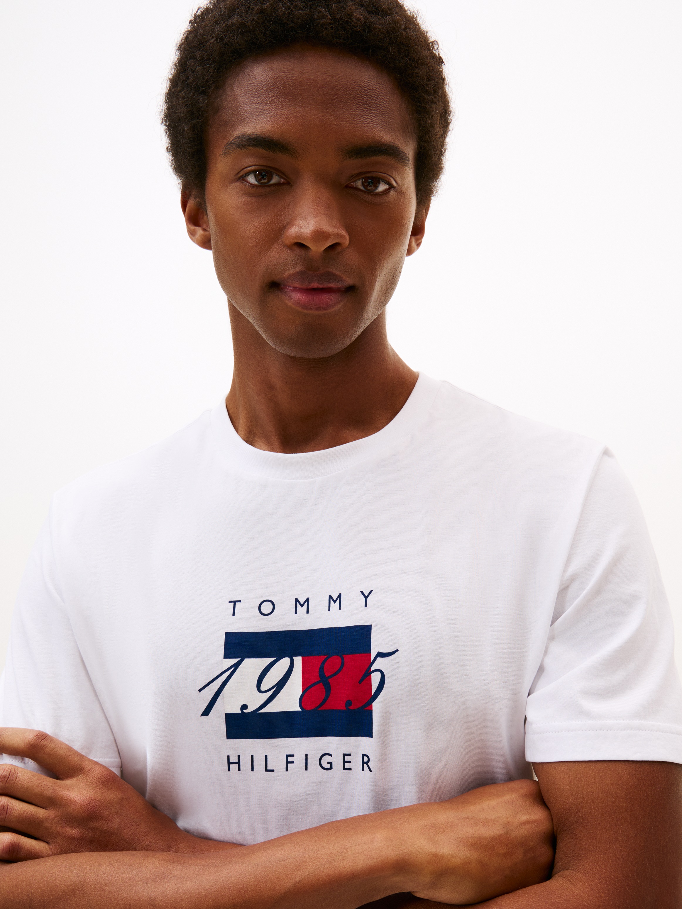 Tommy Hilfiger T-Shirt »LINEAR FLAG GRAPHIC« Rundhals, regular fit, Jersey
