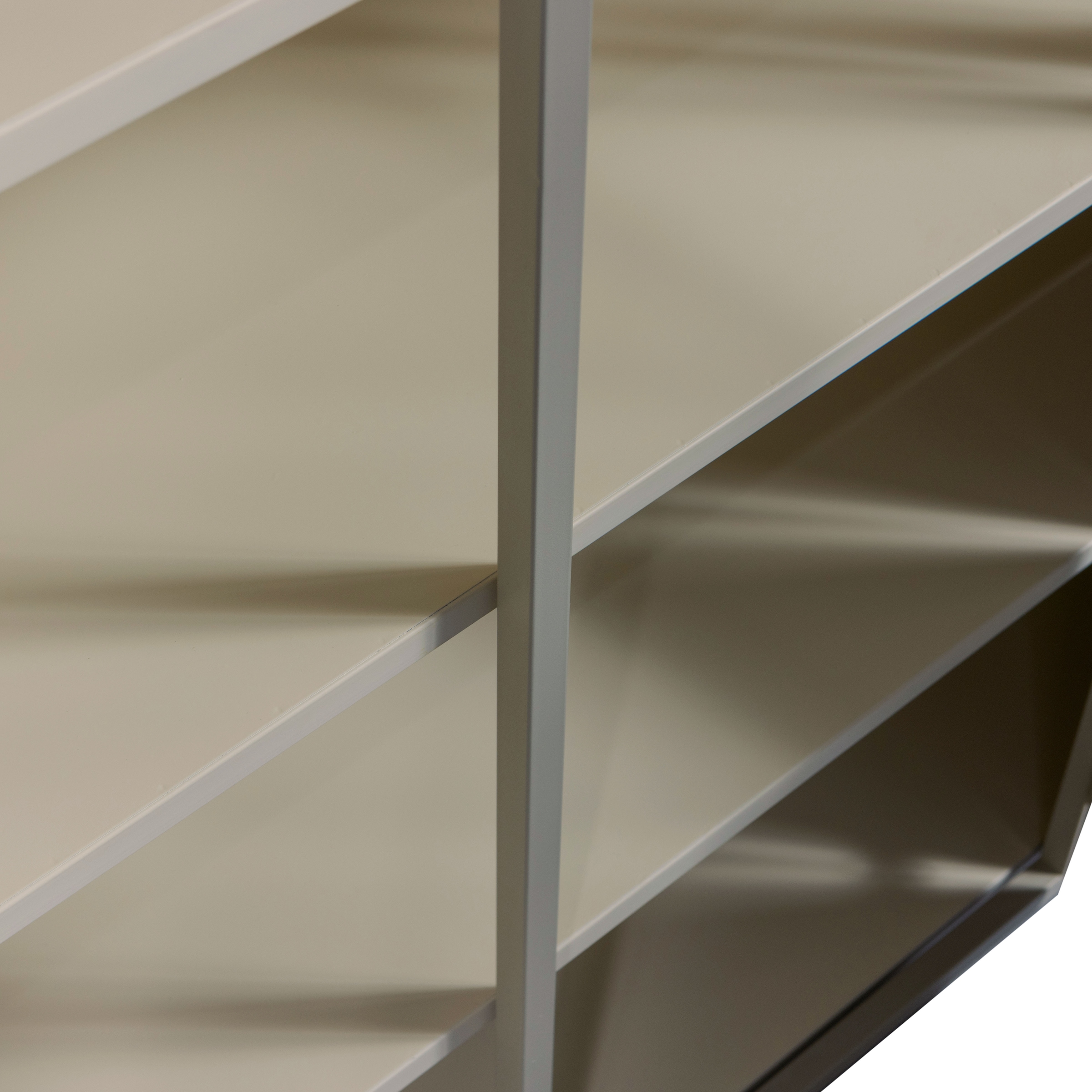 WOOOD Vitrine »WOOOD EXHIBIT XL 2-TÜRIG VITRINE SCHRANK METALL« Die Vitrine Exhibit aus mattem Metall bietet 5 robuste Einlegeböden.