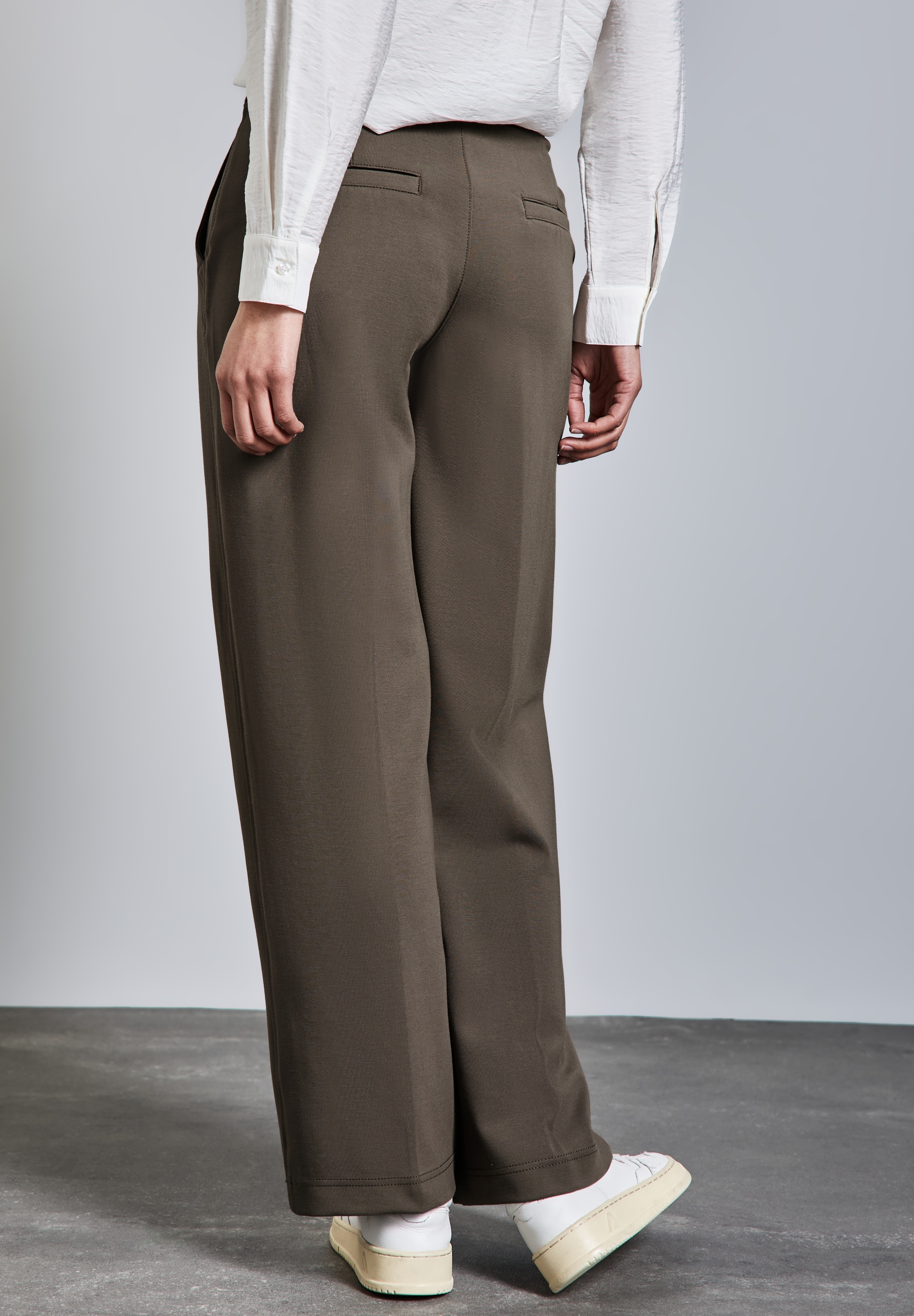 STREET ONE Stoffhose, mit Knopfdetail am Bund