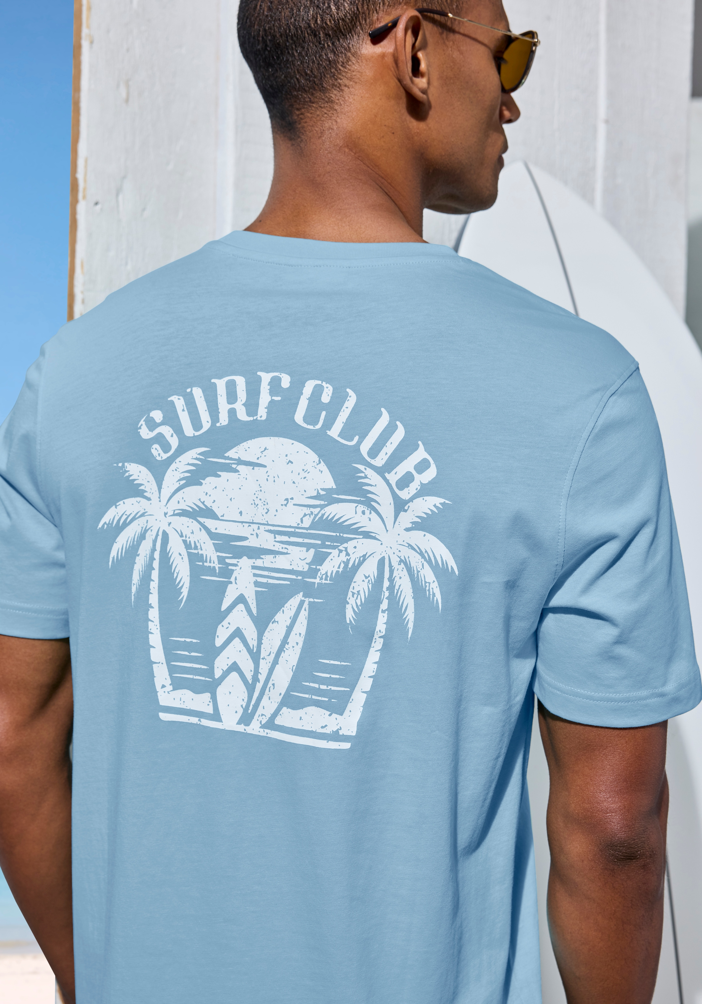 Beachtime T-Shirt », Shirt mit modischem Surfer Print« Regular-Fit, mit kleinem Print vorn und großem Print hinten