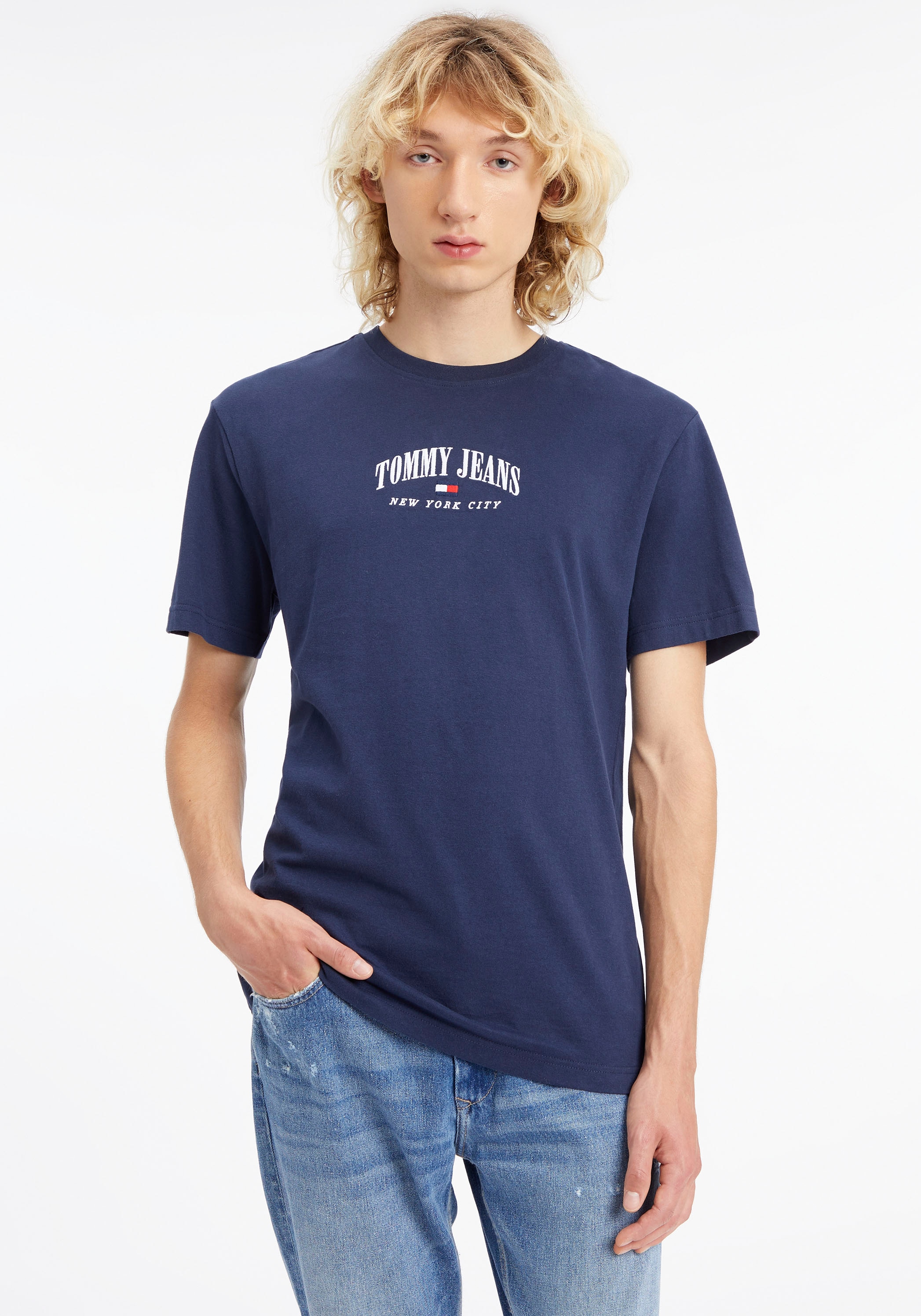 Tommy Jeans T-Shirt »TJM CLSC SMALL VARSITY TEE«, mit Logostickerei bei ♕
