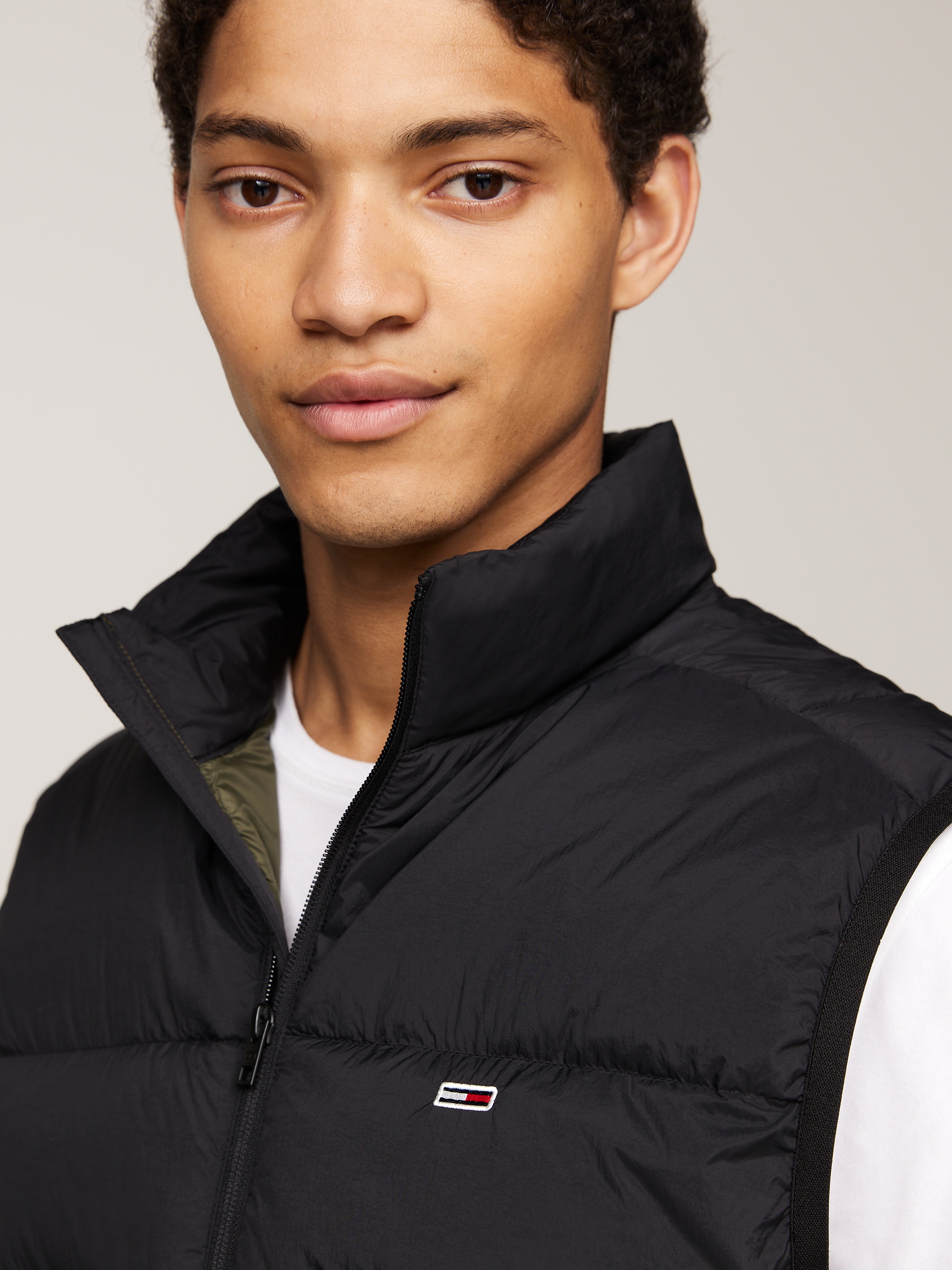 Tommy Jeans Steppweste »TJM LIGHT DOWN VEST«, mit Logostickerei