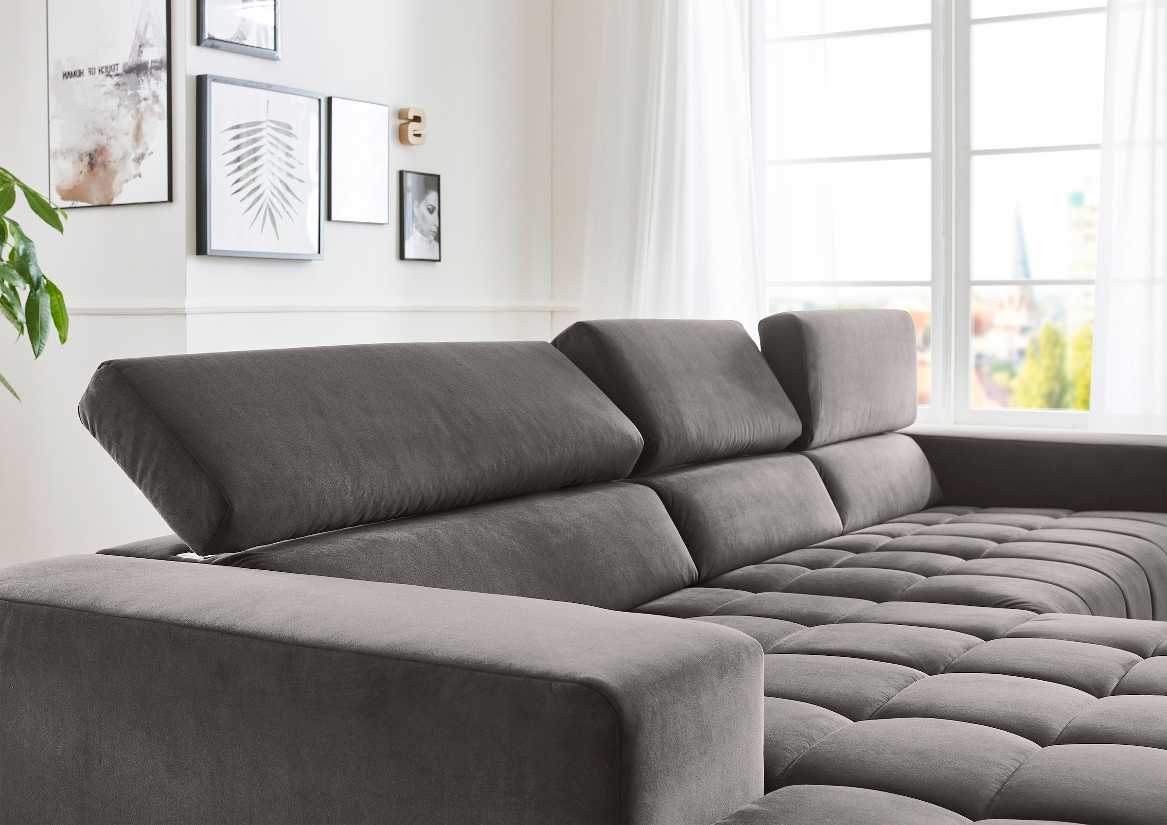 Die PlanBar Ecksofa »MP-IN15053 L-Form extra breiter Schenkel« mit Kopfteilverstellung, wahlweise mit manueller Vorziehbank