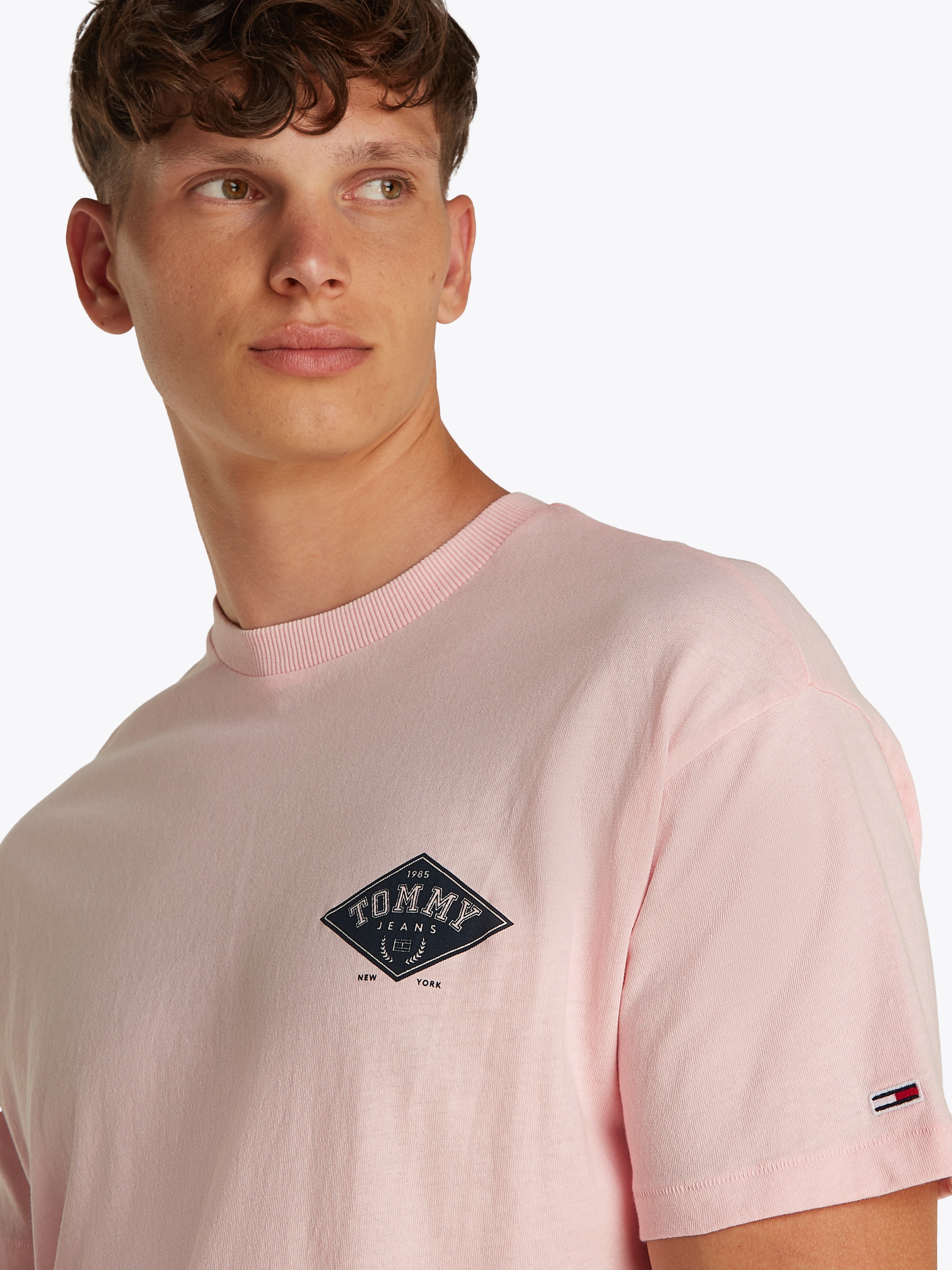 Tommy Jeans T-Shirt »TJM RLX VARSITY GRAPHICS TEE EXT«, mit großem Rückenprint