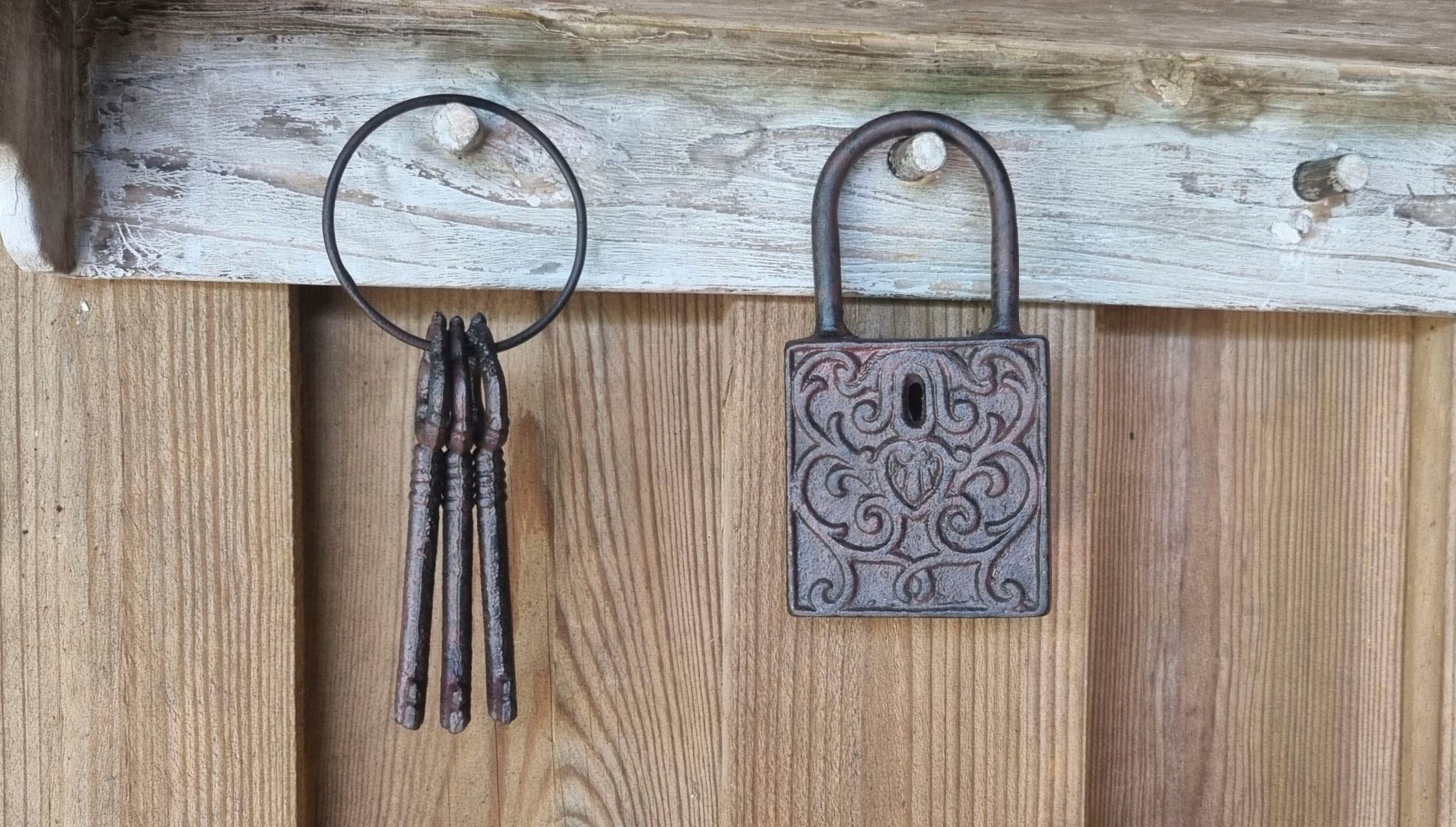 Ambiente Haus Gartenfigur »Vorhängeschloss mit Schlüssel«