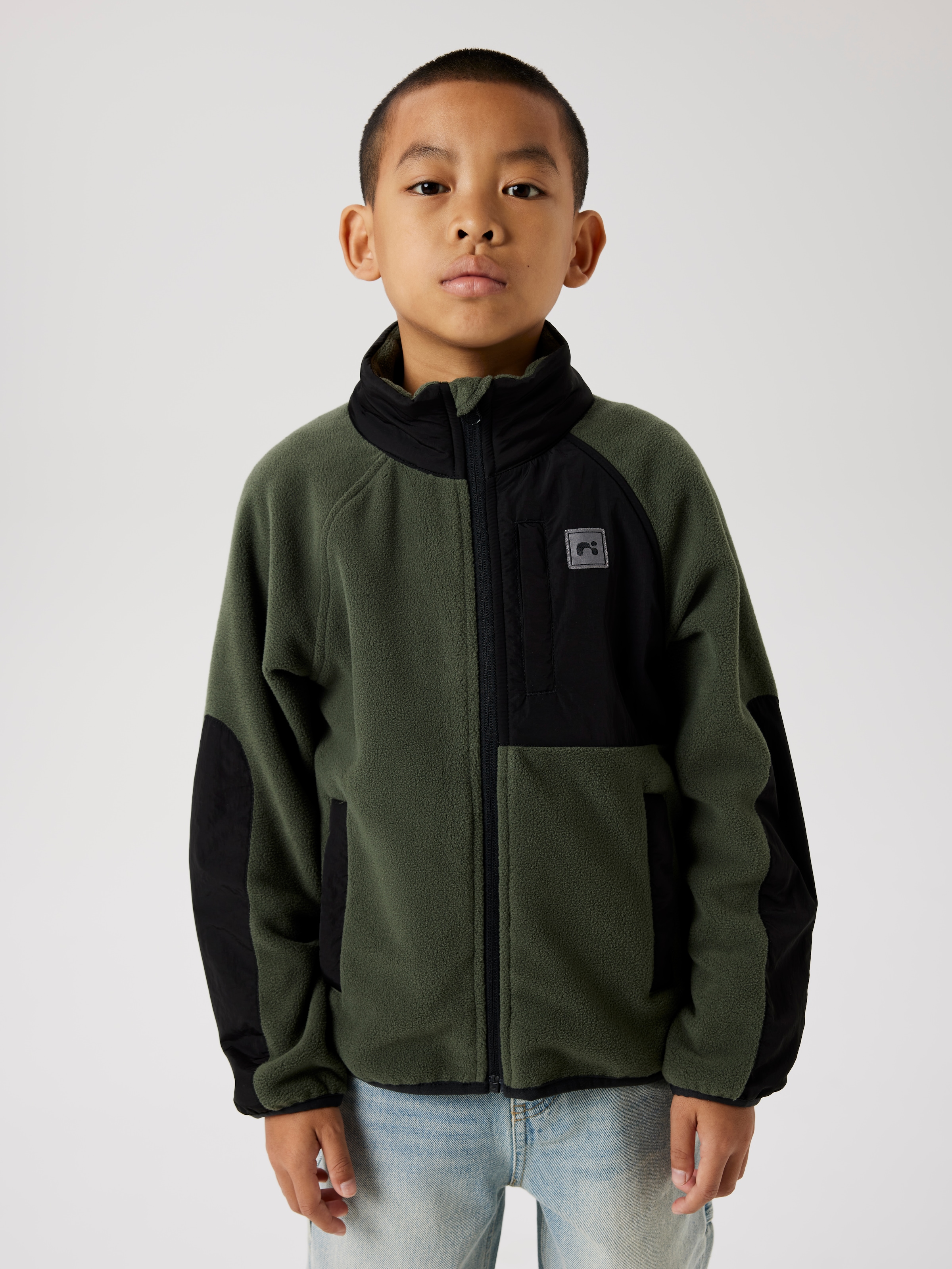 Name It Fleecejacke »NKNMYLES FLEECE JACKET NOOS«, ohne Kapuze, im Materialmix und cooler Colorblocking-Optik