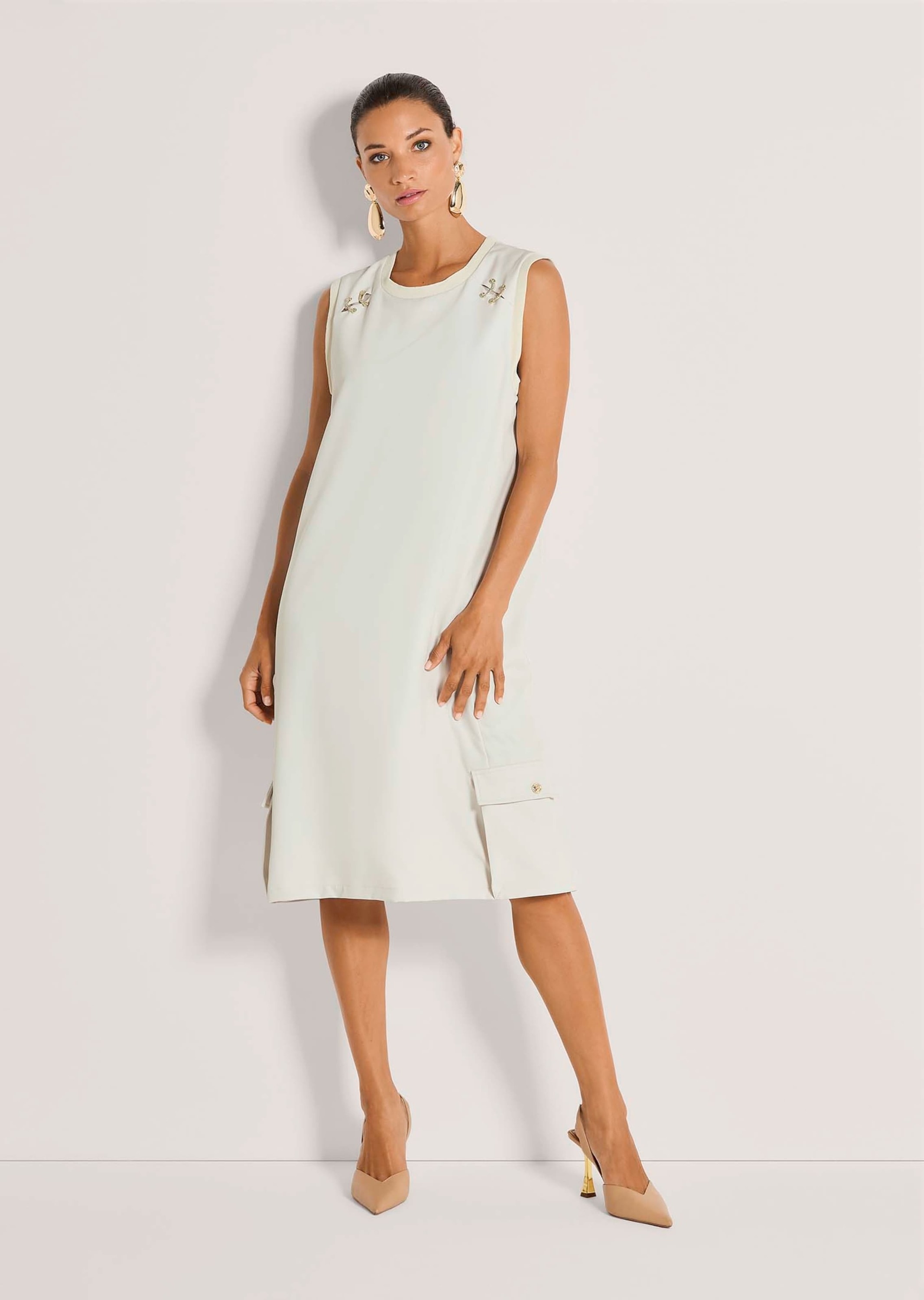 MADELEINE Sommerkleid »Jerseykleid Midikleid mit Schmuckelementen« Kleid mit eingefasstem Ripsband am Ausschnitt, mit Dekorativen Schmuckelementen im Vorderteil