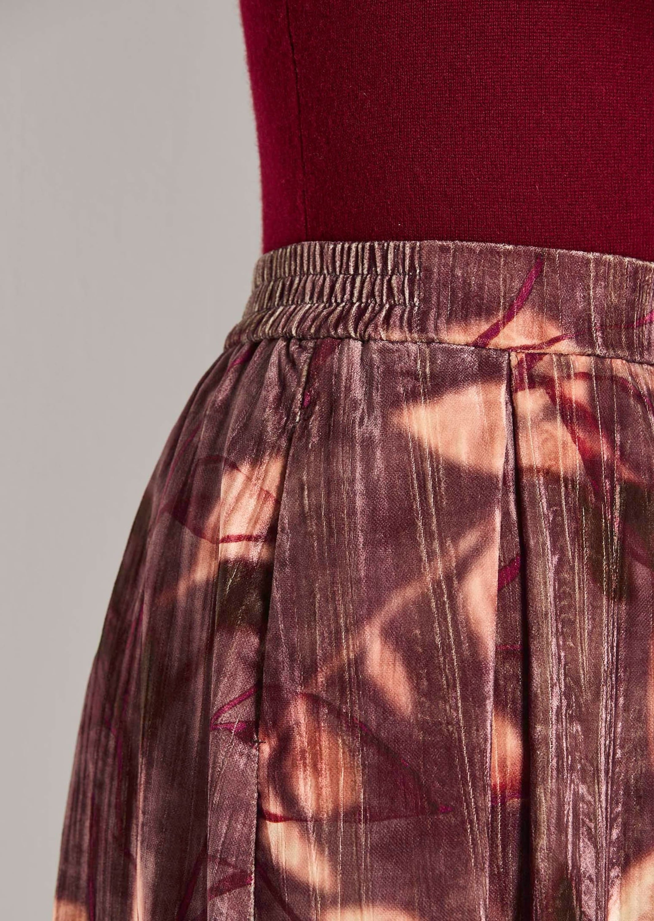 MADELEINE Midirock »Samtrock Eleganter Midirock mit floralem Design« Samtrock in Midilänge mit floralem Print