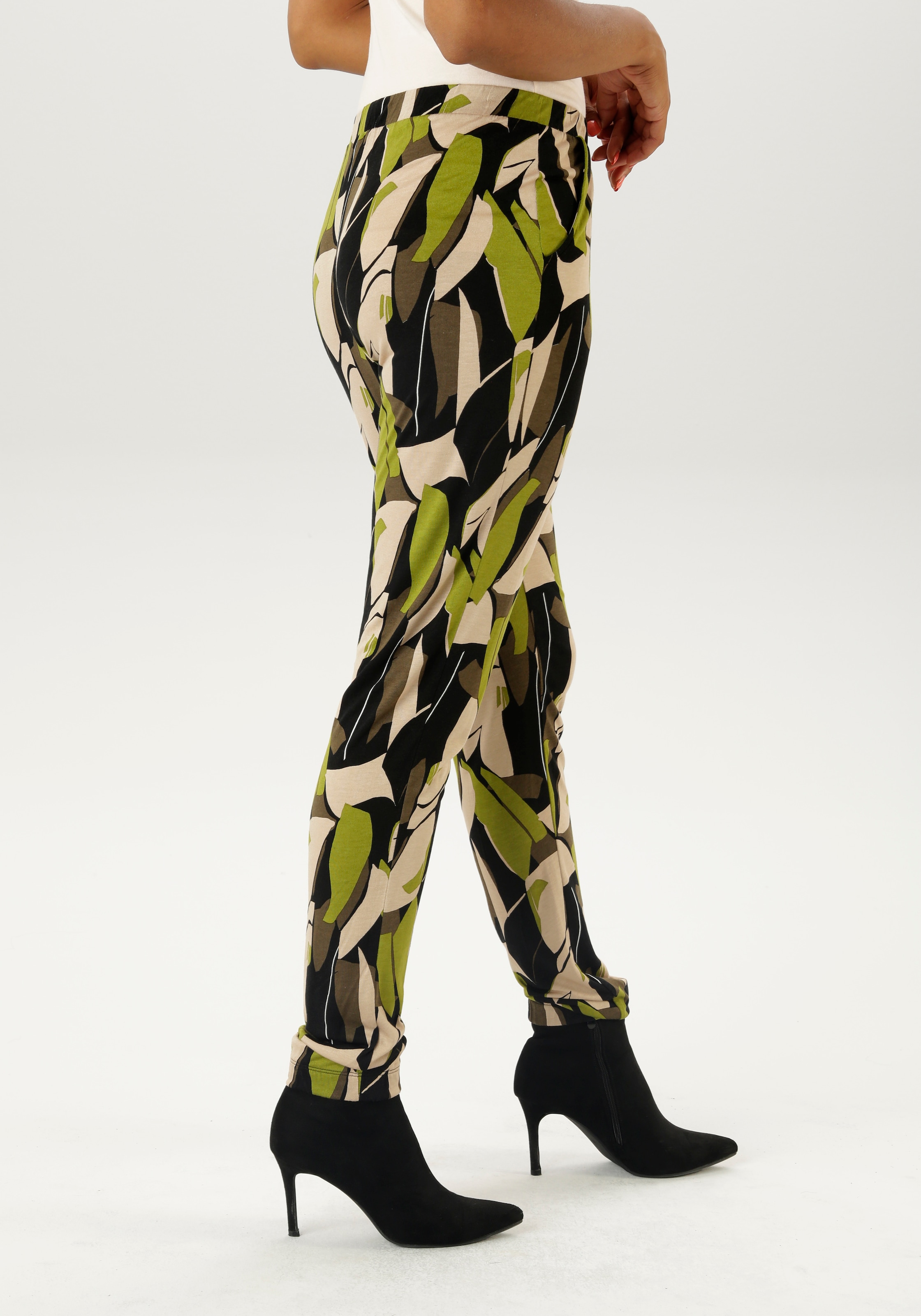 Aniston SELECTED Schlupfhose, mit trendigen Allover-Print