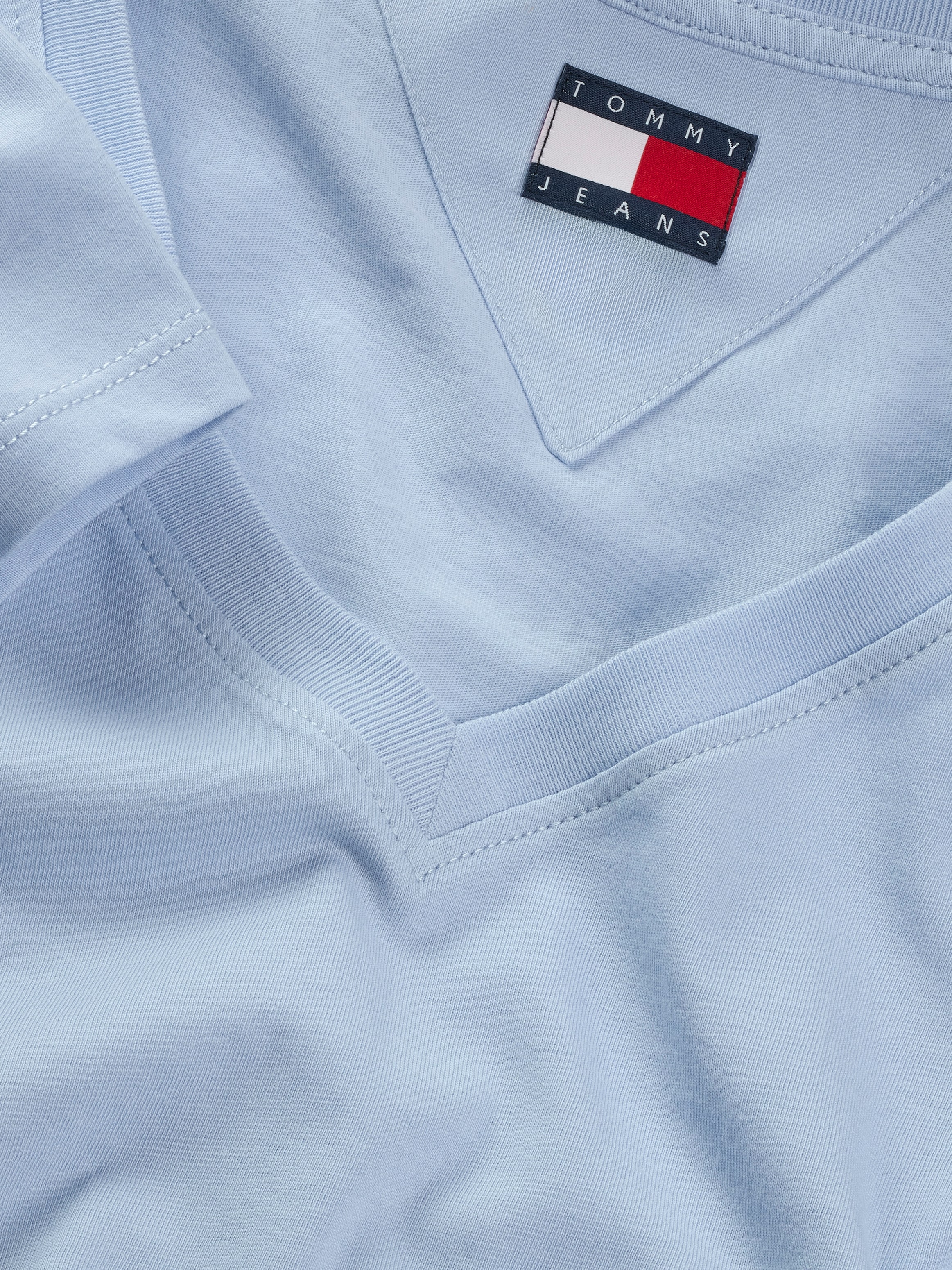 Tommy Jeans T-Shirt »TJW SLIM V-NECK TEE«, mit Logo-Stickerei