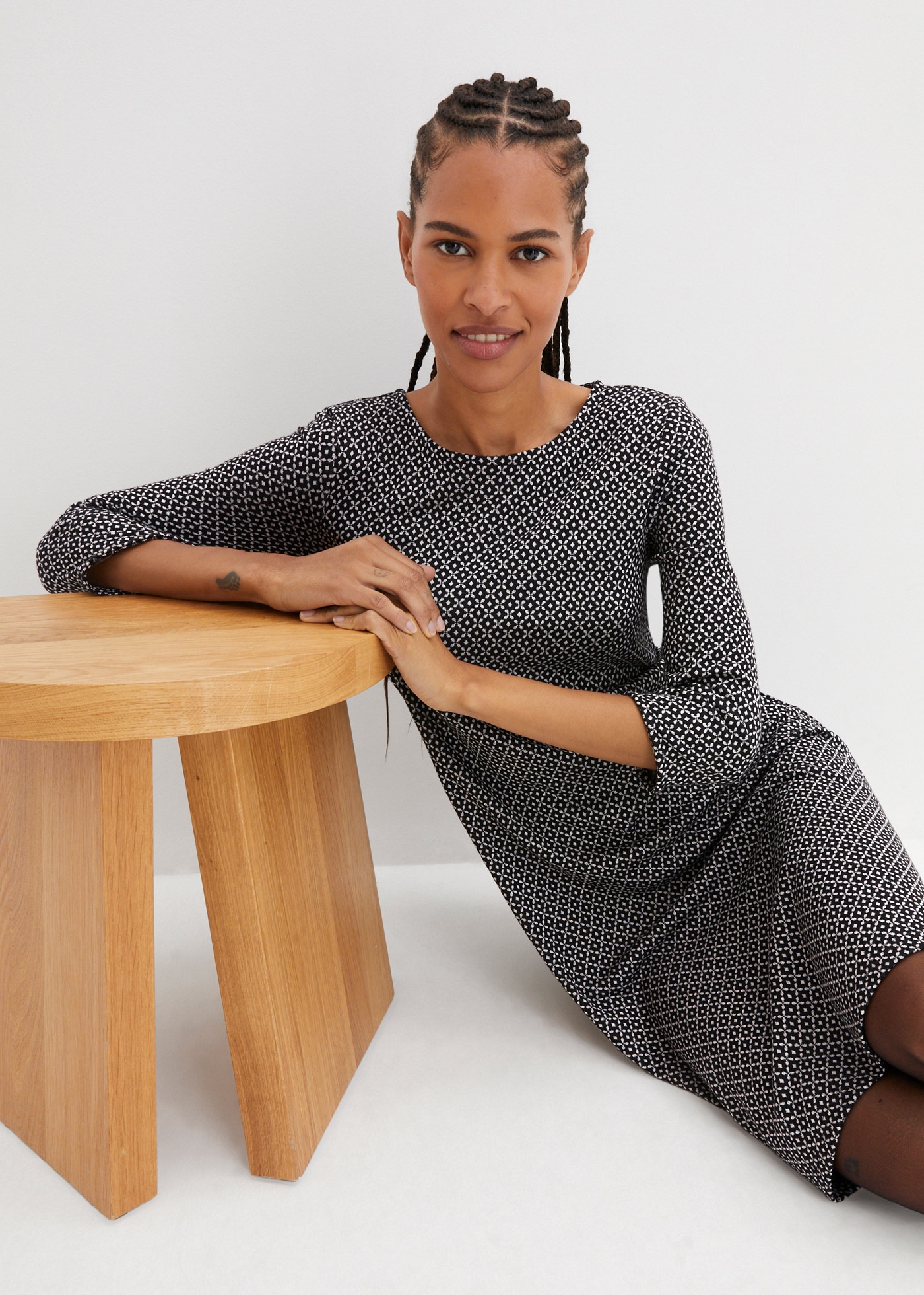 bonprix Midikleid aus Polyester, Viskose und Elasthan, ausgestellte Passform