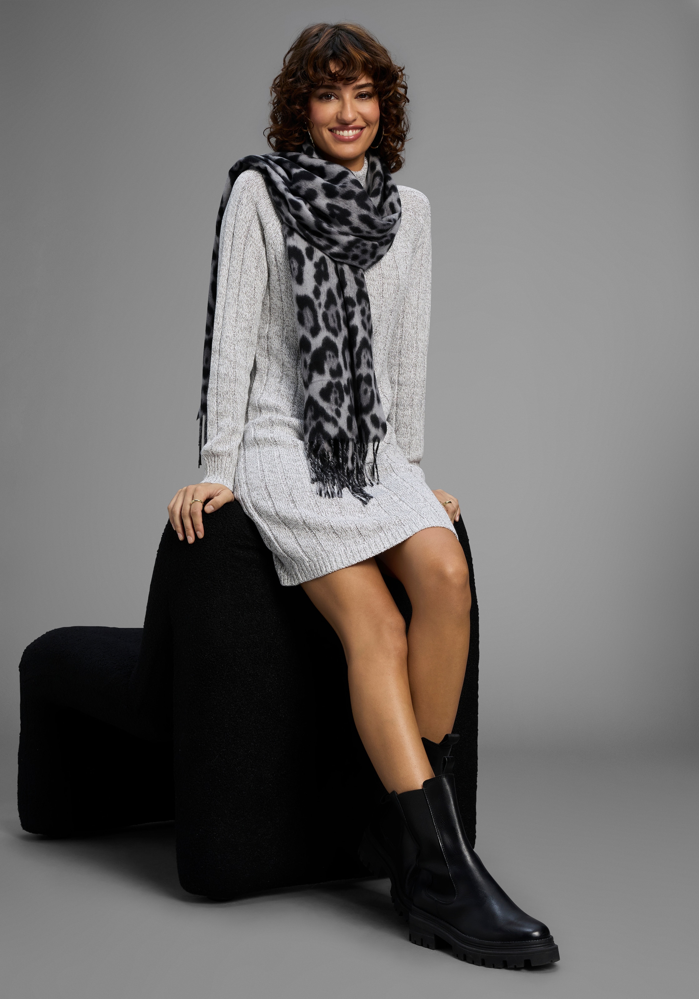 Laura Scott, Damen, Modeschal im trendigen Leopard-Design mit Fransen - NEW, grau-schwarz, grau-schwarz, Toller Schal im stilvollem Design im 