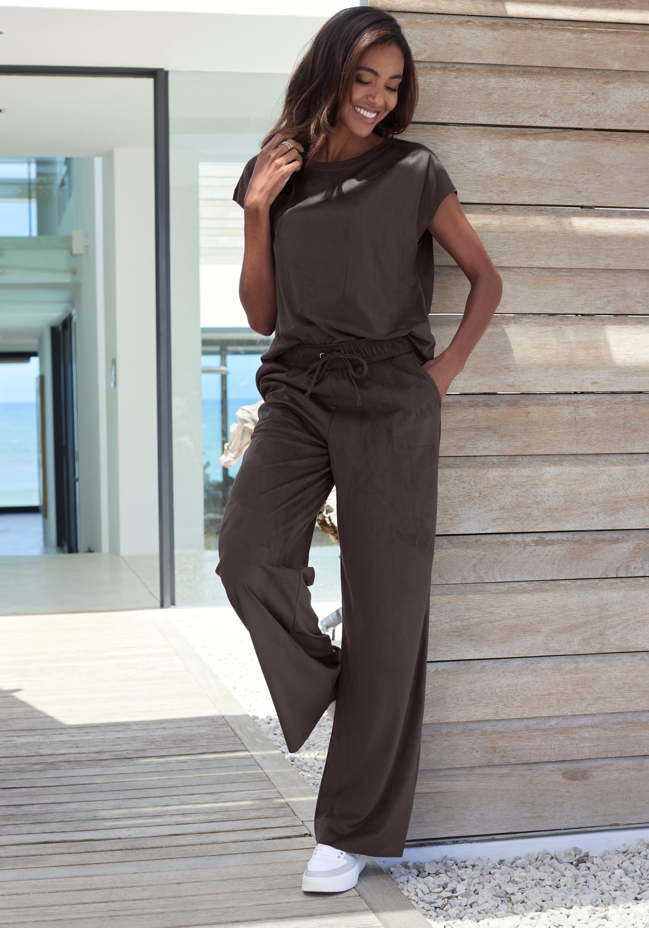 French Connection T-Shirt aus Veloursleder-Imitat mit kleiner Stickerei, Loungewear