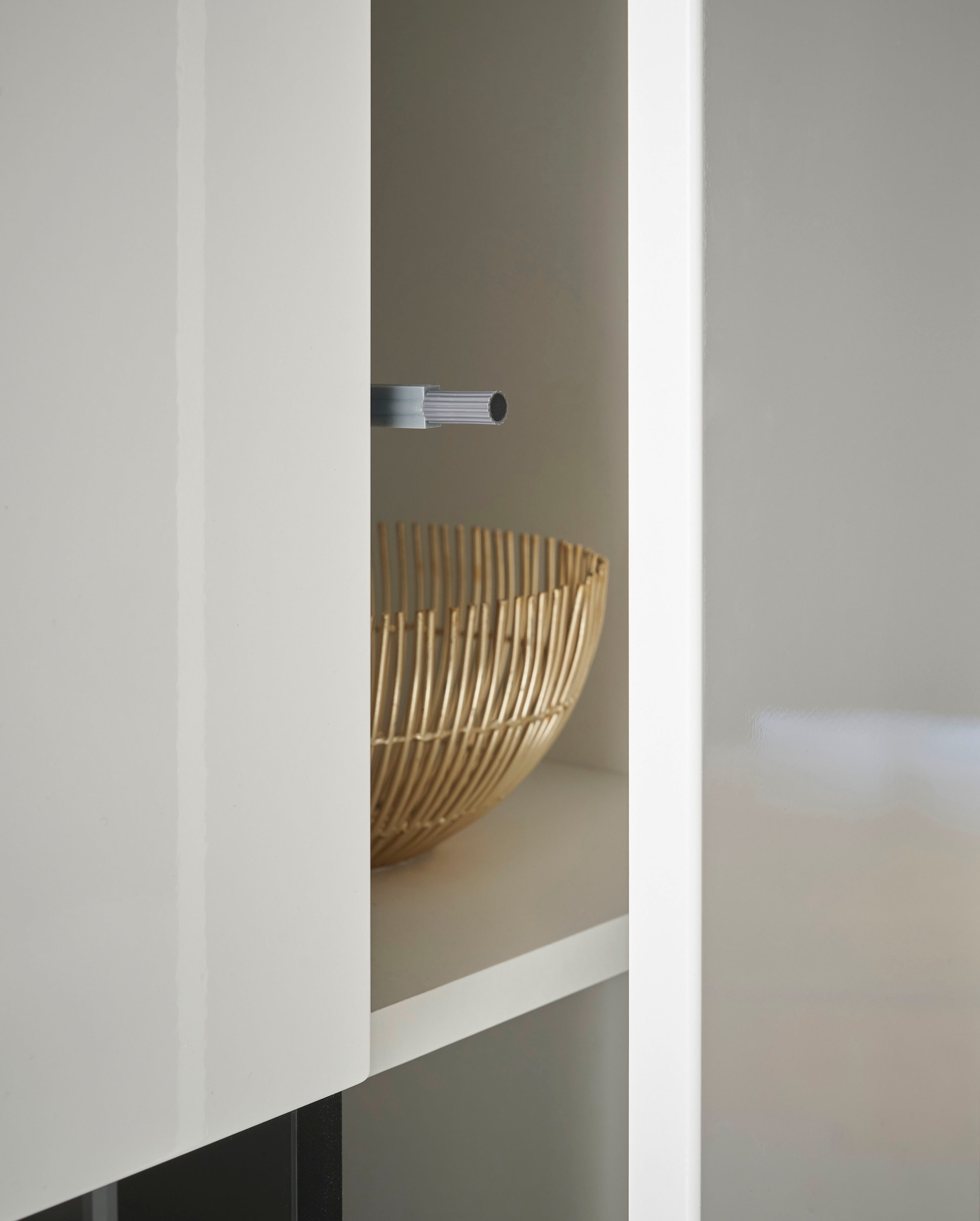 INOSIGN Vitrine »Cantara, Vitrinenschrank in Eiche Evoke oder weiß, Standvitrine«, schwarzer Stangengriff, ausreichend Stauraum, vielseitig einsetzbar
