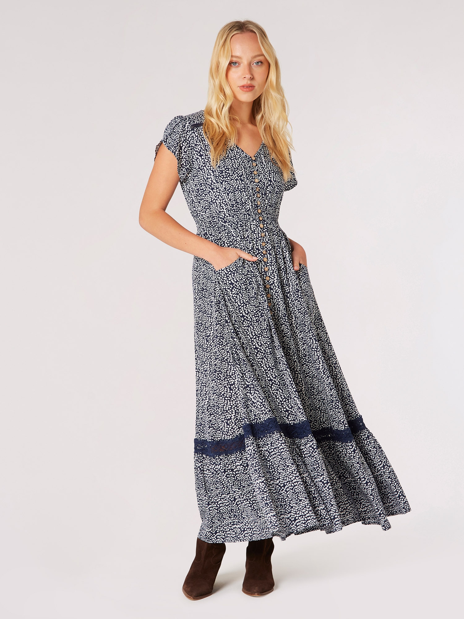 Apricot Druckkleid »Gemustertes Maxikleid« 1 tlg. mit bestickter Bordüre