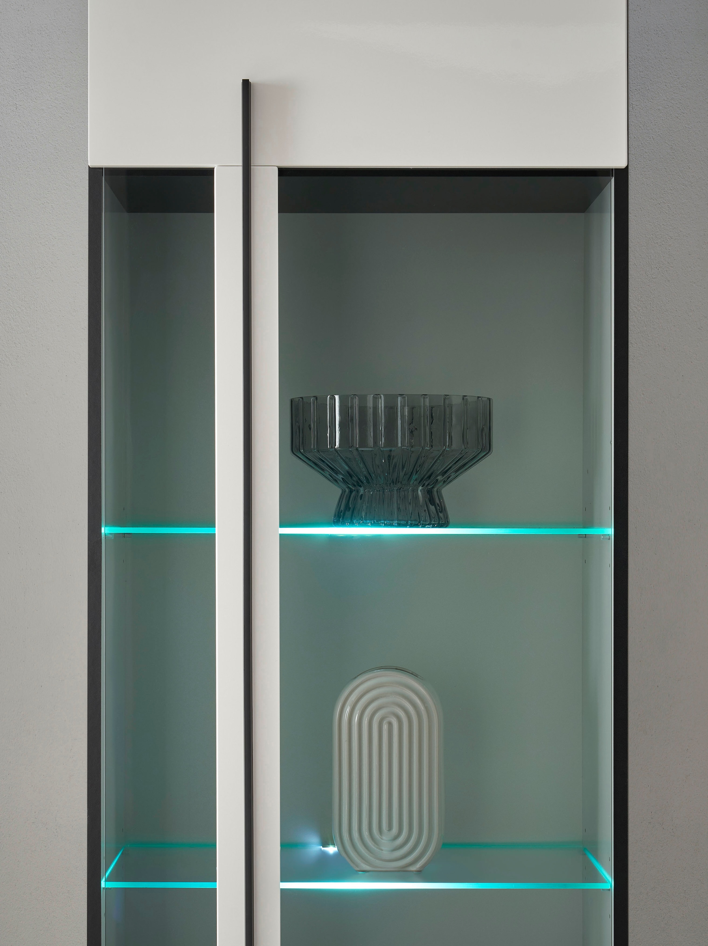 INOSIGN Vitrine »Cantara, Vitrinenschrank in Eiche Evoke oder weiß, Standvitrine«, schwarzer Stangengriff, ausreichend Stauraum, vielseitig einsetzbar