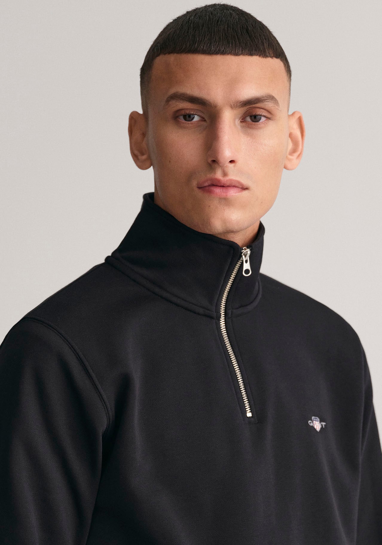 Gant Sweatshirt »REG SHIELD HALF ZIP SWEAT«, mit Logostickerei auf der Brust
