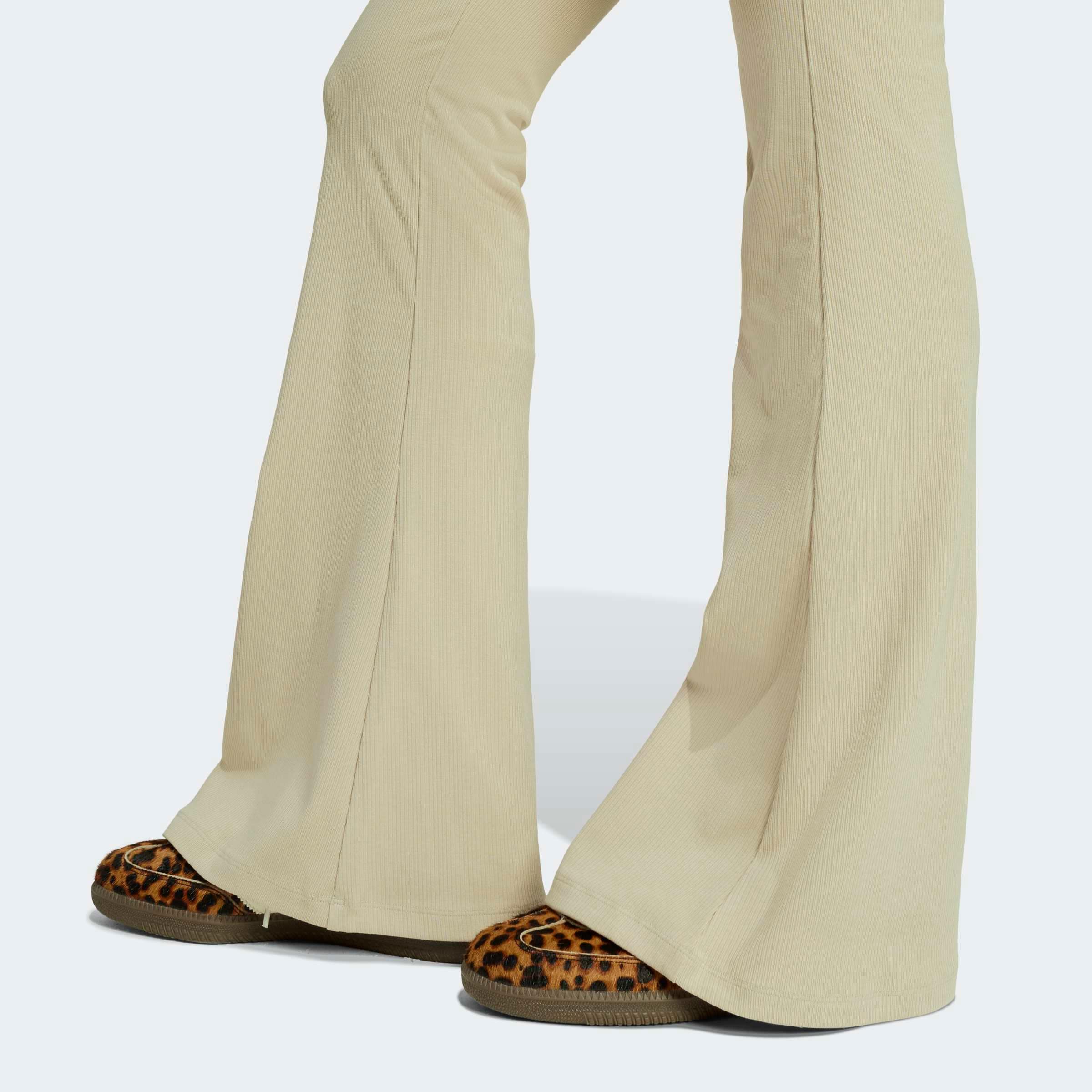adidas Originals Leggings »ESS FL LEGGINGS«  mit ausgestelltem Bein, in Ripp-Optik, eng anliegende Passform